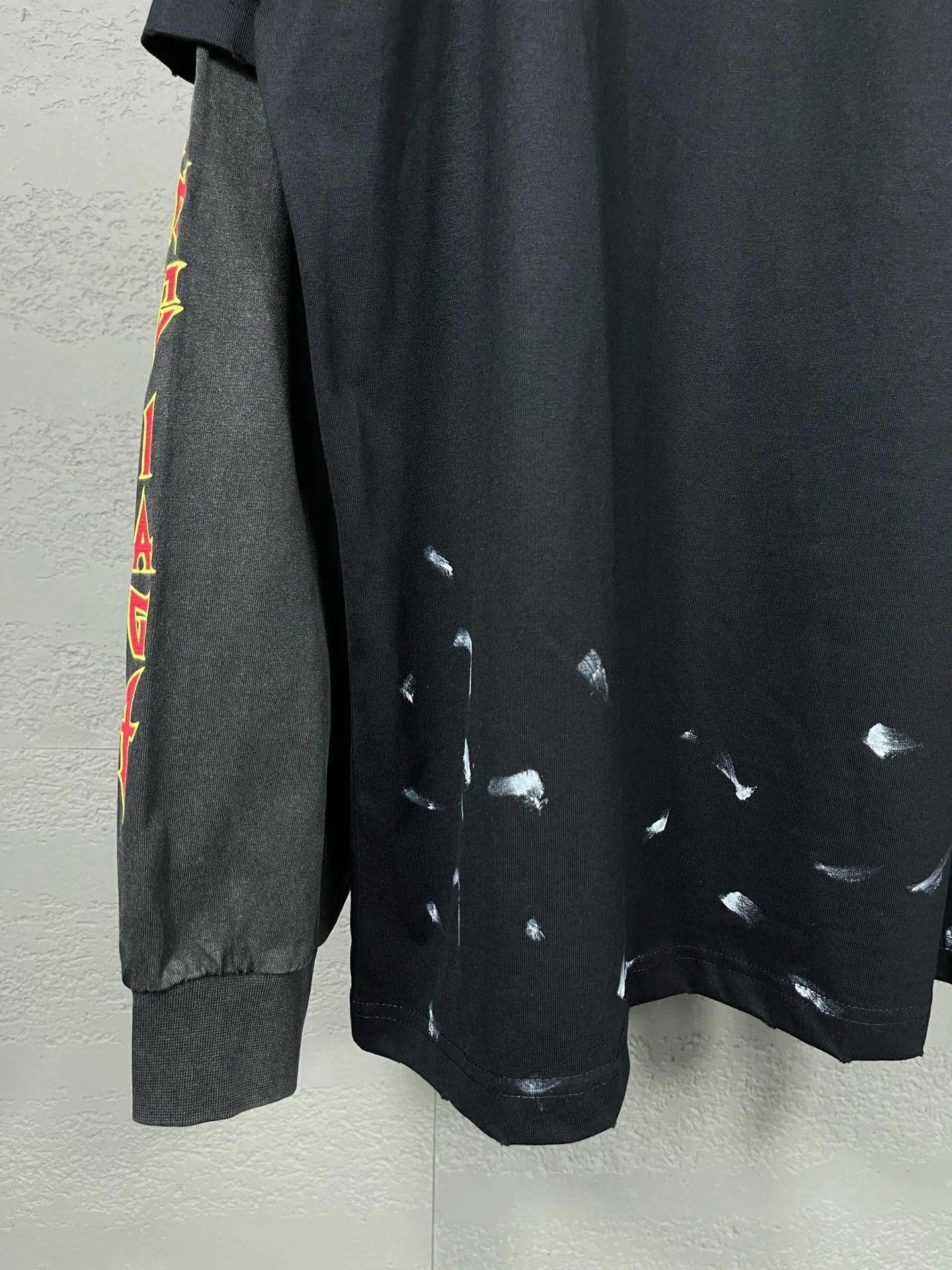 🅿️240 Detailed Picture [Top version. Official website quality] BALENCI*GA/Paris. Lightning letter straight crack print, washed, distressed and spliced ​​long-sleeved T-shirt. Brick cabinet synchronization. The fabric is made of Paris ZP custom-woven and dyed 100% cotton double yarn compact cotton. The weight is 260 grams, the cloth surface is clean. The cloth pattern is clear, soft and comfortable. The threads are dyed with no color difference. The classic pattern is printed with environmentally friendly imported tensile materials and precision printing screens. The letters are clear and the effect is three-dimensional. The ready-made clothes are hand-painted and restored to ZP, the ready-made clothes are worn and the brick cabinets are restored. Different market currency, welcome to compare, the version adopts OS loose shoulder version. Same style for men and women Coding: BL225025 Color: black, off-white Size: XS S M L