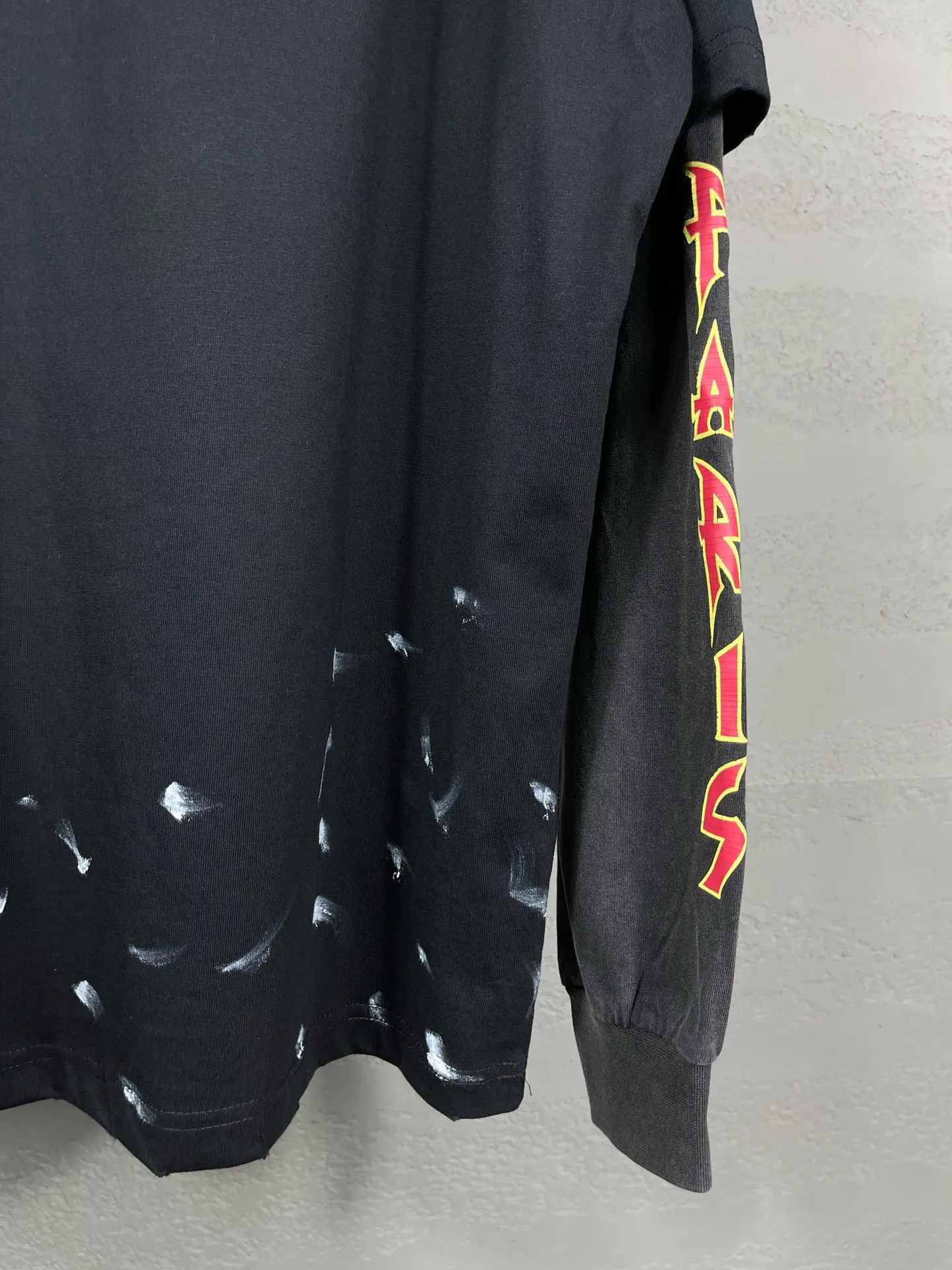🅿️240 Detailed Picture [Top version. Official website quality] BALENCI*GA/Paris. Lightning letter straight crack print, washed, distressed and spliced ​​long-sleeved T-shirt. Brick cabinet synchronization. The fabric is made of Paris ZP custom-woven and dyed 100% cotton double yarn compact cotton. The weight is 260 grams, the cloth surface is clean. The cloth pattern is clear, soft and comfortable. The threads are dyed with no color difference. The classic pattern is printed with environmentally friendly imported tensile materials and precision printing screens. The letters are clear and the effect is three-dimensional. The ready-made clothes are hand-painted and restored to ZP, the ready-made clothes are worn and the brick cabinets are restored. Different market currency, welcome to compare, the version adopts OS loose shoulder version. Same style for men and women Coding: BL225025 Color: black, off-white Size: XS S M L