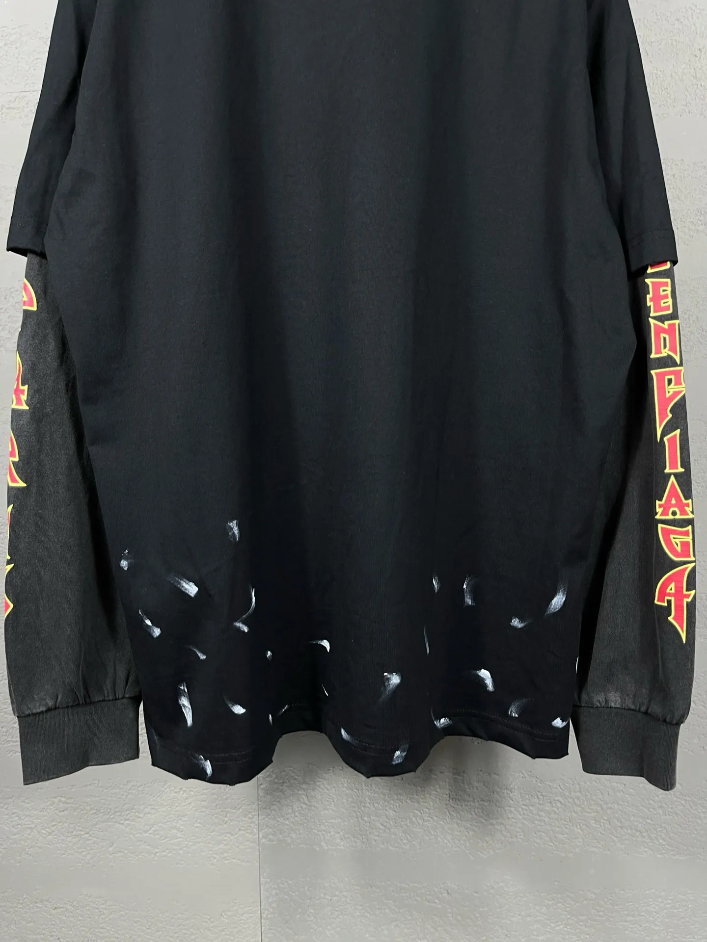 🅿️240 Detailed Picture [Top version. Official website quality] BALENCI*GA/Paris. Lightning letter straight crack print, washed, distressed and spliced ​​long-sleeved T-shirt. Brick cabinet synchronization. The fabric is made of Paris ZP custom-woven and dyed 100% cotton double yarn compact cotton. The weight is 260 grams, the cloth surface is clean. The cloth pattern is clear, soft and comfortable. The threads are dyed with no color difference. The classic pattern is printed with environmentally friendly imported tensile materials and precision printing screens. The letters are clear and the effect is three-dimensional. The ready-made clothes are hand-painted and restored to ZP, the ready-made clothes are worn and the brick cabinets are restored. Different market currency, welcome to compare, the version adopts OS loose shoulder version. Same style for men and women Coding: BL225025 Color: black, off-white Size: XS S M L