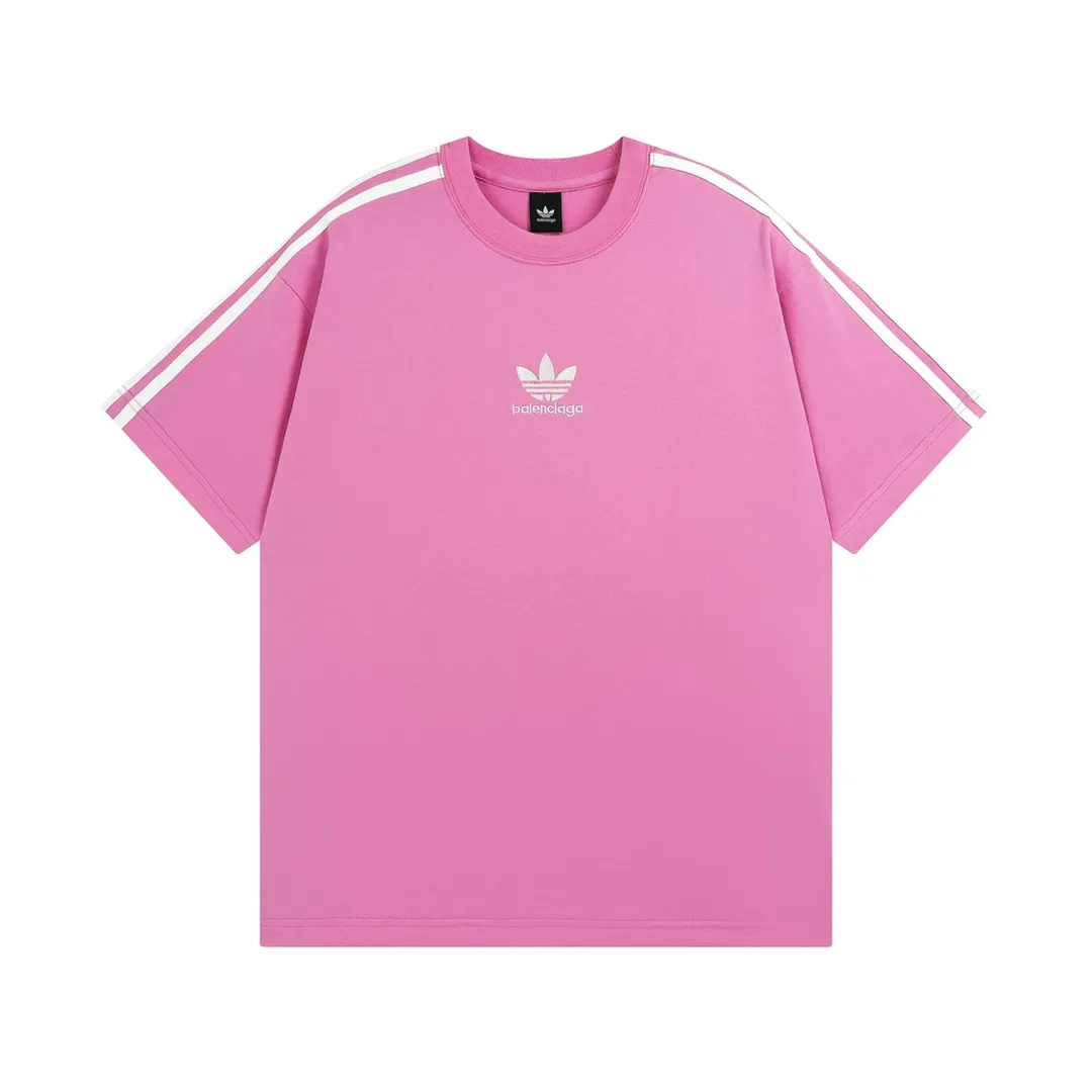 🅿️186 Detailed picture [Top version. Official website quality] BALENCI*GA/Paris co-branded Adidas Adidas clover three-stripe LOGO embroidered short-sleeved T-shirt# The fabric is made of Paris ZP custom-woven and dyed cotton double yarn. Weighing 260 grams, the cloth surface is clean. The cloth pattern is clear, soft and comfortable. The threads are dyed with no color difference. The classic pattern embroidery uses imported embroidery, and the letters are clear, three-dimensional and without rough edges. Jubie market produces pictures based on pictures. Welcome to compare. The version adopts OS loose shoulder design. Same style for men and women. Coding: BL223018 Color: black, white, blue, pink, red, royal blue Size: XS to L