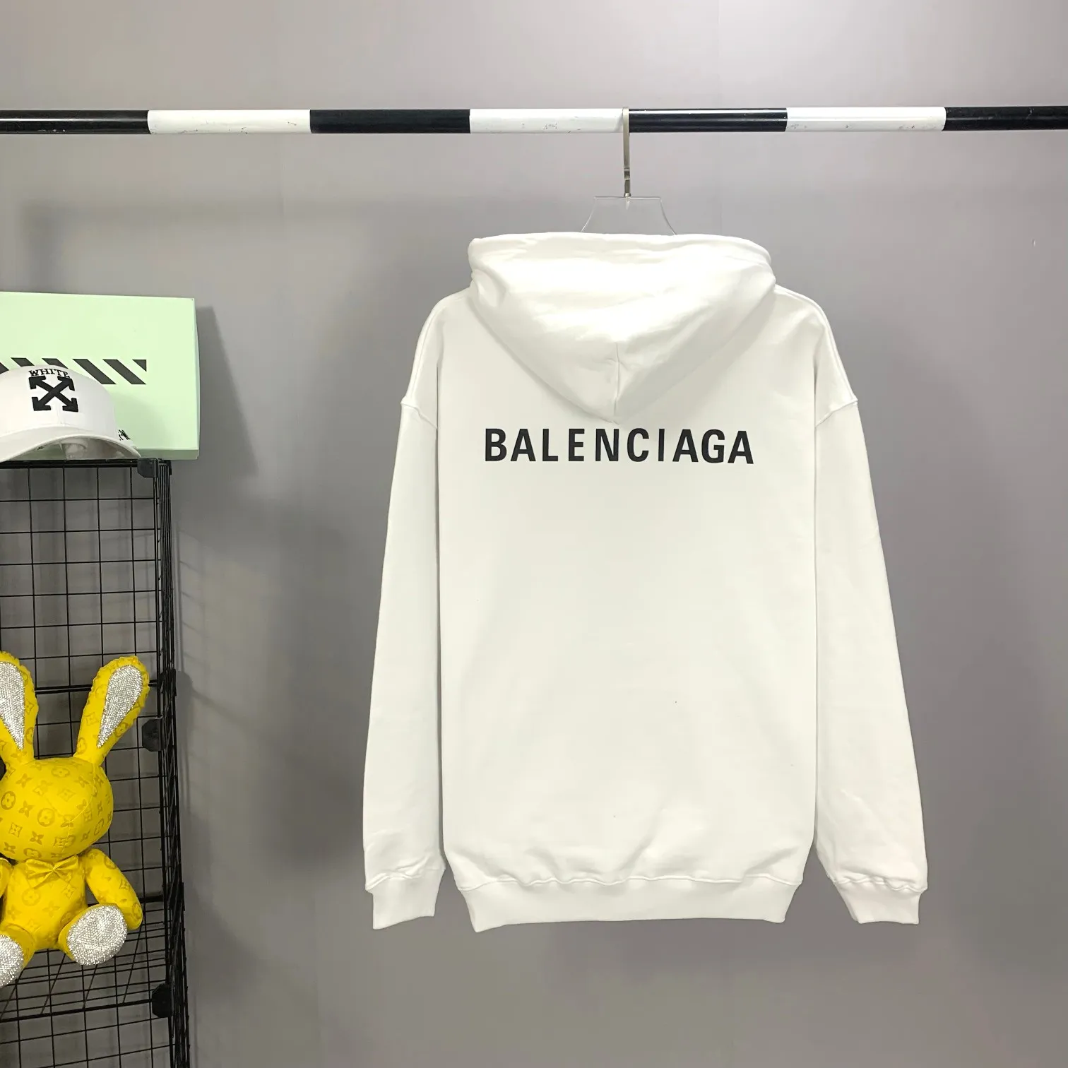 The top version of BALENCIAGA with large LOGO basic letters on the back, pure cotton, loose-fitting, high-end hooded sweatshirt for men and women, the same trendy brand. The god of simplicity in Paris, a volume sought after by many stars. Lisa’s favorite basic short-sleeved Paris style, which has a very high appearance rate. Wear alone, paired with jeans, shorts, and sweatpants, it's a versatile style. Xiaohongshu, a hot item on INS, a must-have for Paris fans.  The printing uses white glue as a base, coupled with Kornit direct injection, which ensures the anchorage of the printing and machine washing without any pressure. However, everyone should pay attention to something. The printing of this model is not thick glue, and the printing surface is not shiny. Please pay attention to the importance of version. Don't make a pattern based on the pictures. If you don't have the original version, you won't be able to make it look one to one like the original version. At most, you can just make a look. It's just a piece of clothing without a soul. The fabric is made of 480g combed cotton terry fabric, and the threads and fabric are custom-woven and dyed in the same style, with no color difference.  A complete set of customized tags, collar tags, washed, plastic bags, and most importantly, a complete set of bags, tag codes, and codes are all authentic.  Color: White Size: XS-L P:450