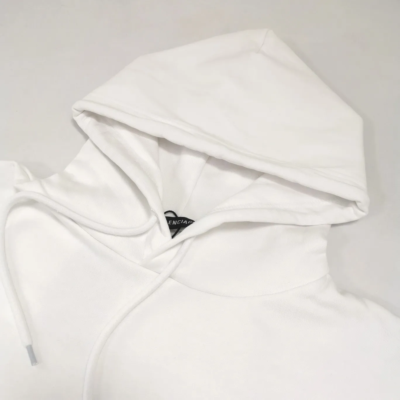 The top version of BALENCIAGA with large LOGO basic letters on the back, pure cotton, loose-fitting, high-end hooded sweatshirt for men and women, the same trendy brand. The god of simplicity in Paris, a volume sought after by many stars. Lisa’s favorite basic short-sleeved Paris style, which has a very high appearance rate. Wear alone, paired with jeans, shorts, and sweatpants, it's a versatile style. Xiaohongshu, a hot item on INS, a must-have for Paris fans.  The printing uses white glue as a base, coupled with Kornit direct injection, which ensures the anchorage of the printing and machine washing without any pressure. However, everyone should pay attention to something. The printing of this model is not thick glue, and the printing surface is not shiny. Please pay attention to the importance of version. Don't make a pattern based on the pictures. If you don't have the original version, you won't be able to make it look one to one like the original version. At most, you can just make a look. It's just a piece of clothing without a soul. The fabric is made of 480g combed cotton terry fabric, and the threads and fabric are custom-woven and dyed in the same style, with no color difference.  A complete set of customized tags, collar tags, washed, plastic bags, and most importantly, a complete set of bags, tag codes, and codes are all authentic.  Color: White Size: XS-L P:450