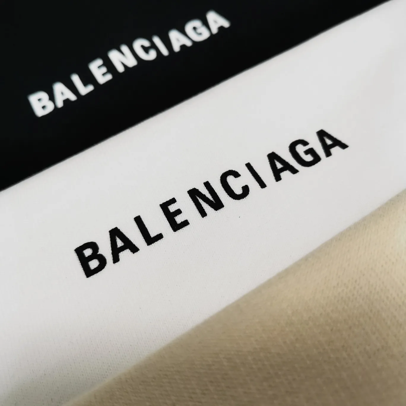 The top version of BALENCIAGA with large LOGO basic letters on the back, pure cotton, loose-fitting, high-end hooded sweatshirt for men and women, the same trendy brand. The god of simplicity in Paris, a volume sought after by many stars. Lisa’s favorite basic short-sleeved Paris style, which has a very high appearance rate. Wear alone, paired with jeans, shorts, and sweatpants, it's a versatile style. Xiaohongshu, a hot item on INS, a must-have for Paris fans.  The printing uses white glue as a base, coupled with Kornit direct injection, which ensures the anchorage of the printing and machine washing without any pressure. However, everyone should pay attention to something. The printing of this model is not thick glue, and the printing surface is not shiny. Please pay attention to the importance of version. Don't make a pattern based on the pictures. If you don't have the original version, you won't be able to make it look one to one like the original version. At most, you can just make a look. It's just a piece of clothing without a soul. The fabric is made of 480g combed cotton terry fabric, and the threads and fabric are custom-woven and dyed in the same style, with no color difference.  A complete set of customized tags, collar tags, washed, plastic bags, and most importantly, a complete set of bags, tag codes, and codes are all authentic.  Color: White Size: XS-L P:450