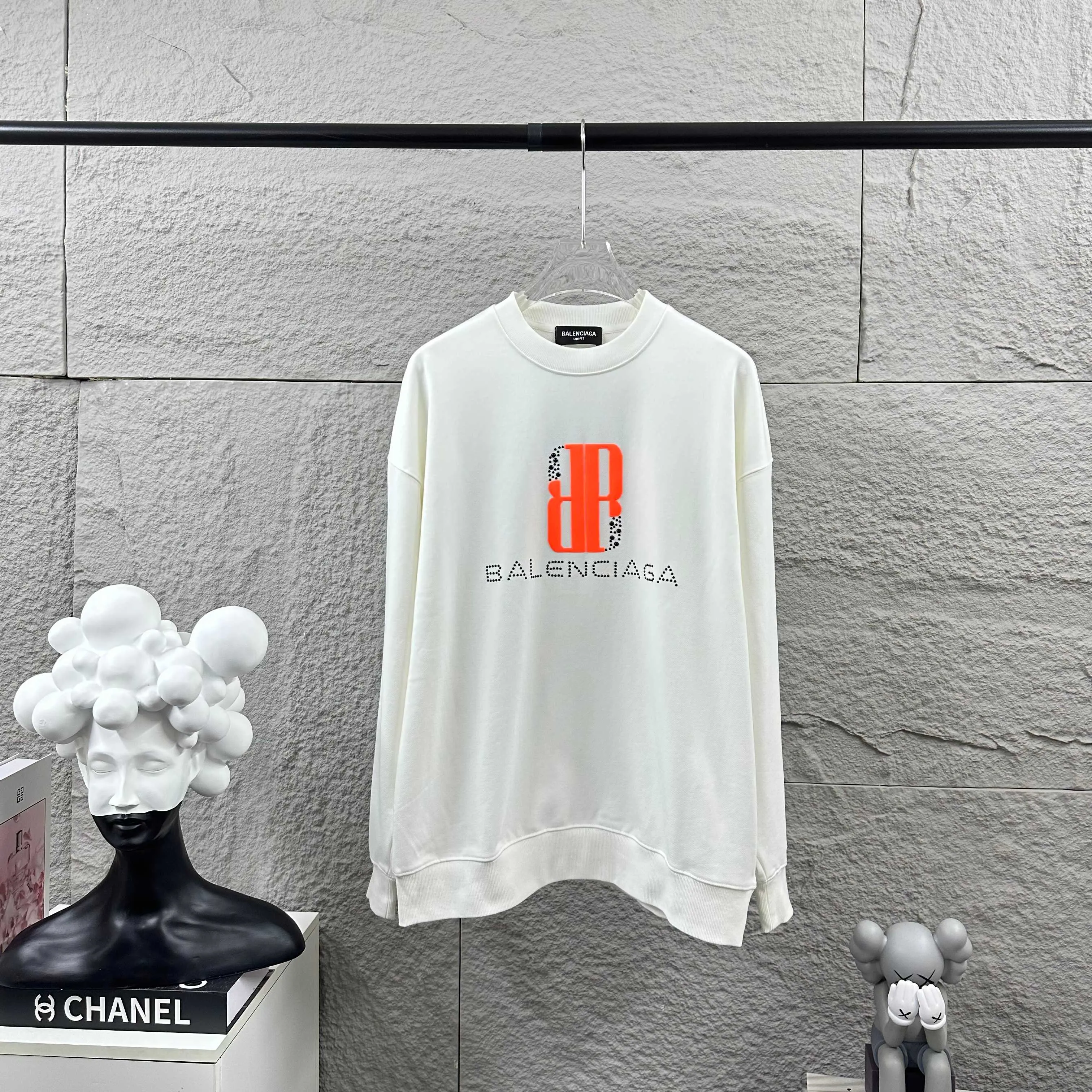 🅿️260 BALENCI*GA Paris 2025 early autumn and winter new long-sleeved sweatshirt Classic letter three-dimensional foam + pearl craft Customized terry fabric Round neck pullover Unisex style Color: Black White Size: S (90-130 catties) M (120-150 catties) L (140-165 catties) XL (160-180 catties) XXL (180-210 pounds)
