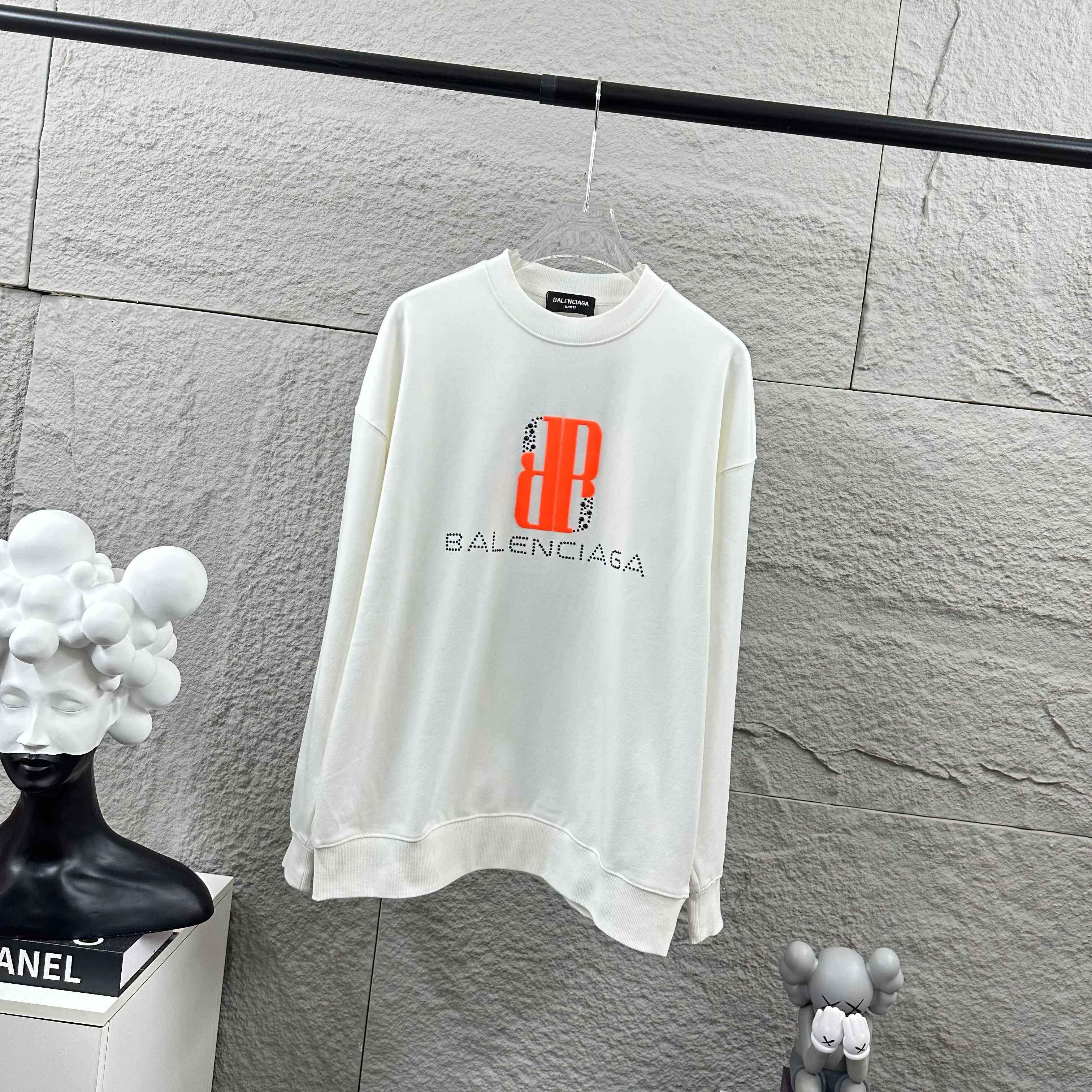 🅿️260 BALENCI*GA Paris 2025 early autumn and winter new long-sleeved sweatshirt Classic letter three-dimensional foam + pearl craft Customized terry fabric Round neck pullover Unisex style Color: Black White Size: S (90-130 catties) M (120-150 catties) L (140-165 catties) XL (160-180 catties) XXL (180-210 pounds)