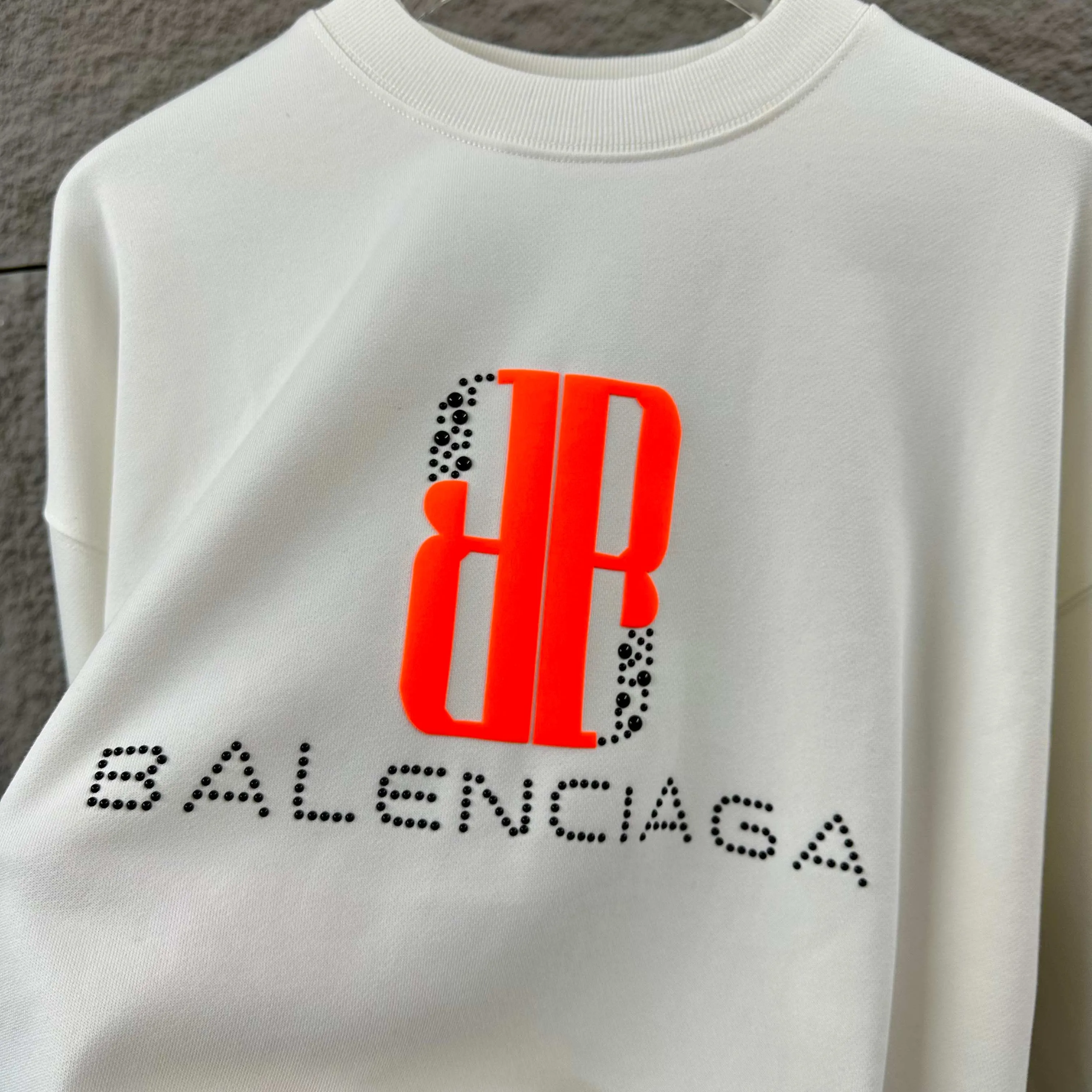 🅿️260 BALENCI*GA Paris 2025 early autumn and winter new long-sleeved sweatshirt Classic letter three-dimensional foam + pearl craft Customized terry fabric Round neck pullover Unisex style Color: Black White Size: S (90-130 catties) M (120-150 catties) L (140-165 catties) XL (160-180 catties) XXL (180-210 pounds)
