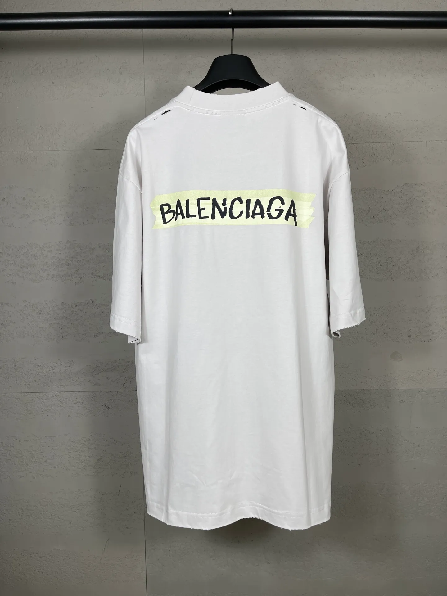 🅿️200 Actual Photos [Top version. Official website quality] BALENCI*GA/Paris.SS26 latest masking tape direct-injection printed ready-to-wear washed and distressed short-sleeved T-shirt. Brick cabinet synchronization. The fabric is made of Paris ZP custom-woven and dyed 100% cotton double yarn compact cotton. The weight is 260 grams, the cloth surface is clean. The cloth pattern is clear, soft and comfortable, and the thread is dyed with no color difference. The tape letter printing is printed with environmentally friendly imported materials. The letters are clear and the effect is three-dimensional. Restored brick cabinet. The garments were washed and aged, and polished by many hands. Produced by ultra-heavy craftsmanship, the market currency is very different, welcome to compare. The version adopts OS loose shoulder design. The same style for men and women. Code: BL253738 Color: Washed black, off-white Size: XS S M L