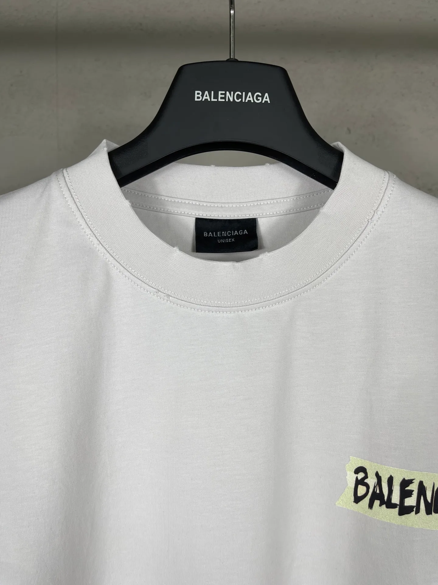 🅿️200 Actual Photos [Top version. Official website quality] BALENCI*GA/Paris.SS26 latest masking tape direct-injection printed ready-to-wear washed and distressed short-sleeved T-shirt. Brick cabinet synchronization. The fabric is made of Paris ZP custom-woven and dyed 100% cotton double yarn compact cotton. The weight is 260 grams, the cloth surface is clean. The cloth pattern is clear, soft and comfortable, and the thread is dyed with no color difference. The tape letter printing is printed with environmentally friendly imported materials. The letters are clear and the effect is three-dimensional. Restored brick cabinet. The garments were washed and aged, and polished by many hands. Produced by ultra-heavy craftsmanship, the market currency is very different, welcome to compare. The version adopts OS loose shoulder design. The same style for men and women. Code: BL253738 Color: Washed black, off-white Size: XS S M L