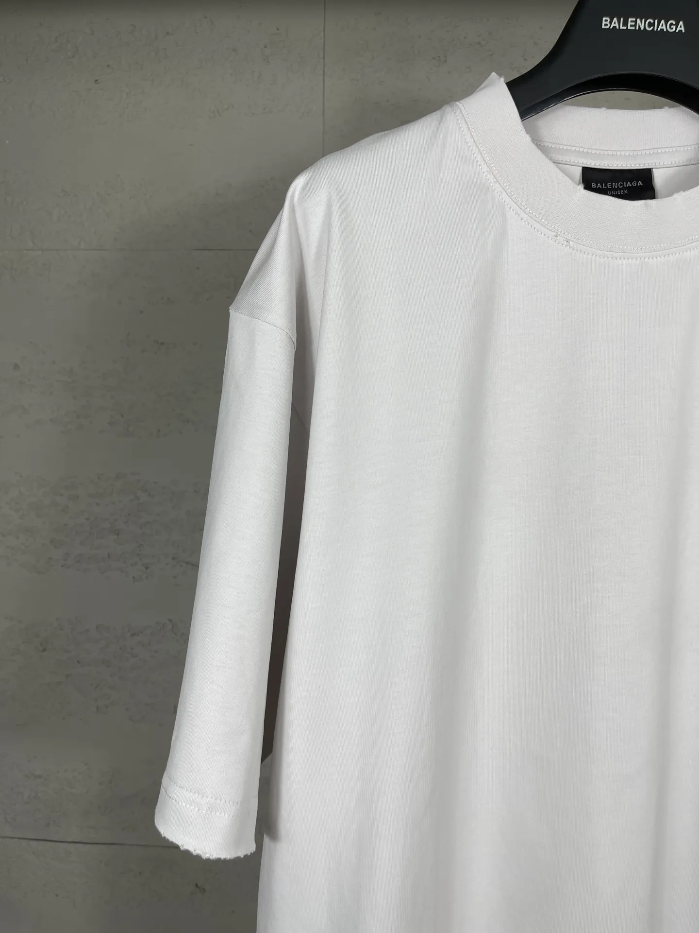 🅿️200 Actual Photos [Top version. Official website quality] BALENCI*GA/Paris.SS26 latest masking tape direct-injection printed ready-to-wear washed and distressed short-sleeved T-shirt. Brick cabinet synchronization. The fabric is made of Paris ZP custom-woven and dyed 100% cotton double yarn compact cotton. The weight is 260 grams, the cloth surface is clean. The cloth pattern is clear, soft and comfortable, and the thread is dyed with no color difference. The tape letter printing is printed with environmentally friendly imported materials. The letters are clear and the effect is three-dimensional. Restored brick cabinet. The garments were washed and aged, and polished by many hands. Produced by ultra-heavy craftsmanship, the market currency is very different, welcome to compare. The version adopts OS loose shoulder design. The same style for men and women. Code: BL253738 Color: Washed black, off-white Size: XS S M L