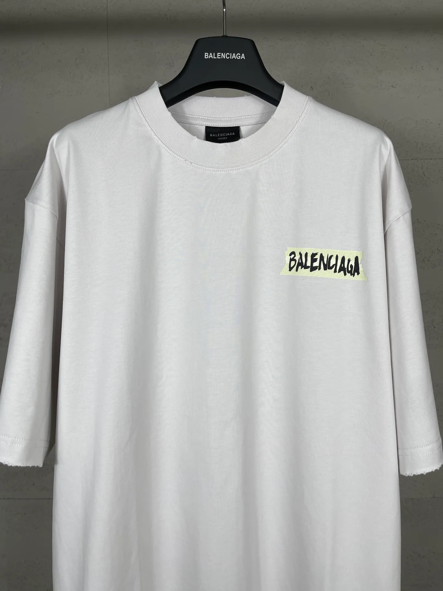 🅿️200 Actual Photos [Top version. Official website quality] BALENCI*GA/Paris.SS26 latest masking tape direct-injection printed ready-to-wear washed and distressed short-sleeved T-shirt. Brick cabinet synchronization. The fabric is made of Paris ZP custom-woven and dyed 100% cotton double yarn compact cotton. The weight is 260 grams, the cloth surface is clean. The cloth pattern is clear, soft and comfortable, and the thread is dyed with no color difference. The tape letter printing is printed with environmentally friendly imported materials. The letters are clear and the effect is three-dimensional. Restored brick cabinet. The garments were washed and aged, and polished by many hands. Produced by ultra-heavy craftsmanship, the market currency is very different, welcome to compare. The version adopts OS loose shoulder design. The same style for men and women. Code: BL253738 Color: Washed black, off-white Size: XS S M L
