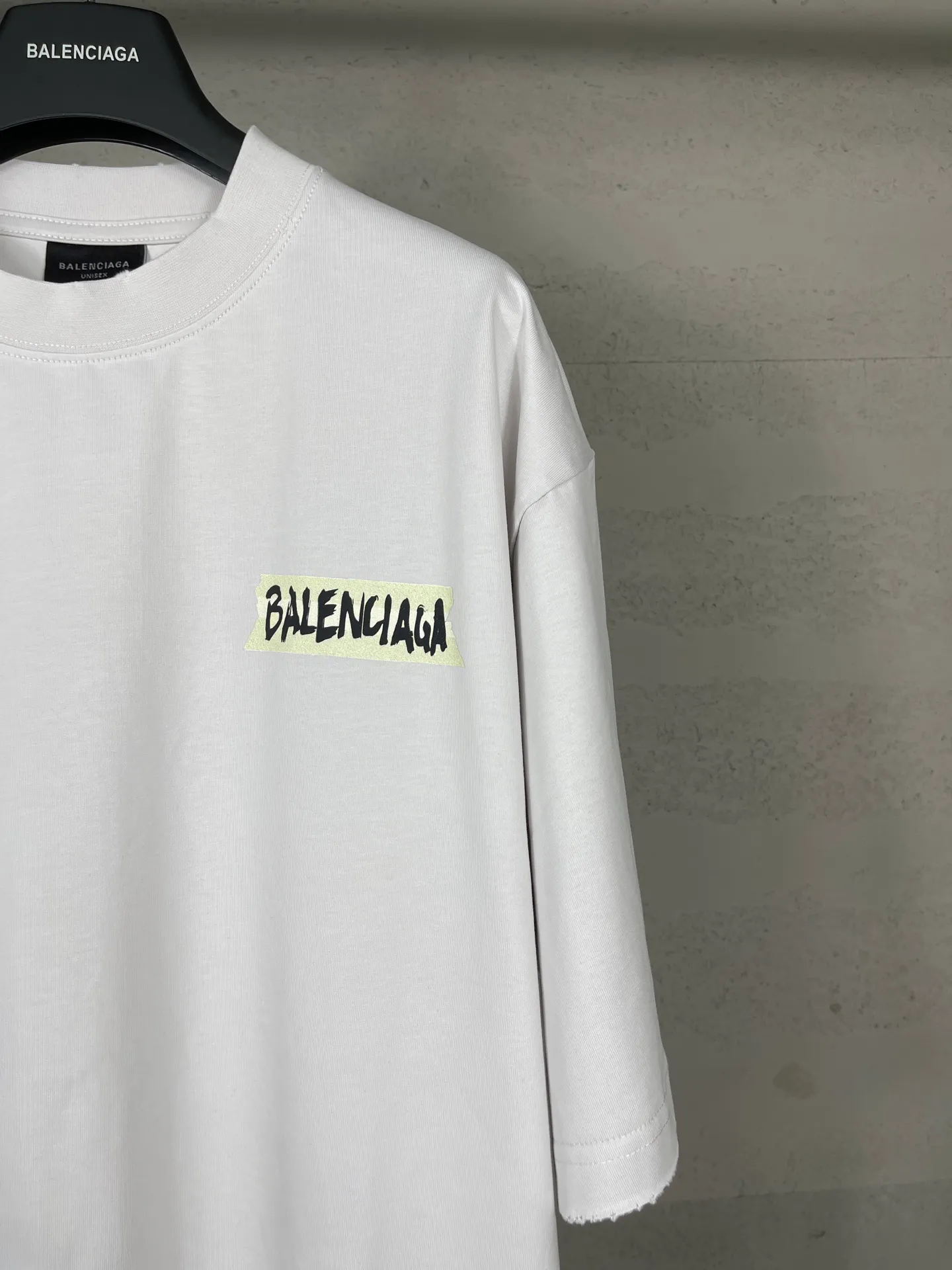 🅿️200 Actual Photos [Top version. Official website quality] BALENCI*GA/Paris.SS26 latest masking tape direct-injection printed ready-to-wear washed and distressed short-sleeved T-shirt. Brick cabinet synchronization. The fabric is made of Paris ZP custom-woven and dyed 100% cotton double yarn compact cotton. The weight is 260 grams, the cloth surface is clean. The cloth pattern is clear, soft and comfortable, and the thread is dyed with no color difference. The tape letter printing is printed with environmentally friendly imported materials. The letters are clear and the effect is three-dimensional. Restored brick cabinet. The garments were washed and aged, and polished by many hands. Produced by ultra-heavy craftsmanship, the market currency is very different, welcome to compare. The version adopts OS loose shoulder design. The same style for men and women. Code: BL253738 Color: Washed black, off-white Size: XS S M L