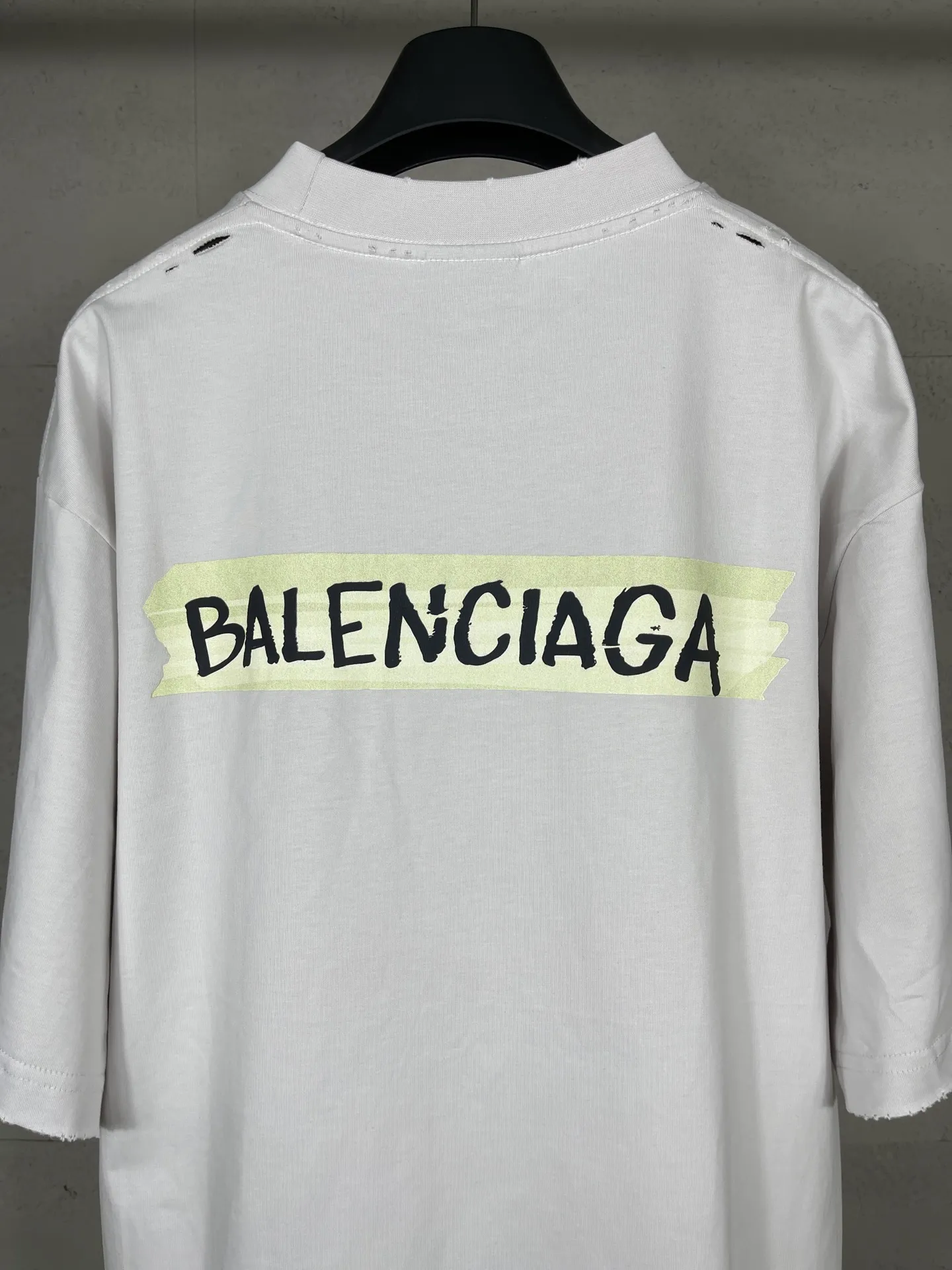 🅿️200 Actual Photos [Top version. Official website quality] BALENCI*GA/Paris.SS26 latest masking tape direct-injection printed ready-to-wear washed and distressed short-sleeved T-shirt. Brick cabinet synchronization. The fabric is made of Paris ZP custom-woven and dyed 100% cotton double yarn compact cotton. The weight is 260 grams, the cloth surface is clean. The cloth pattern is clear, soft and comfortable, and the thread is dyed with no color difference. The tape letter printing is printed with environmentally friendly imported materials. The letters are clear and the effect is three-dimensional. Restored brick cabinet. The garments were washed and aged, and polished by many hands. Produced by ultra-heavy craftsmanship, the market currency is very different, welcome to compare. The version adopts OS loose shoulder design. The same style for men and women. Code: BL253738 Color: Washed black, off-white Size: XS S M L