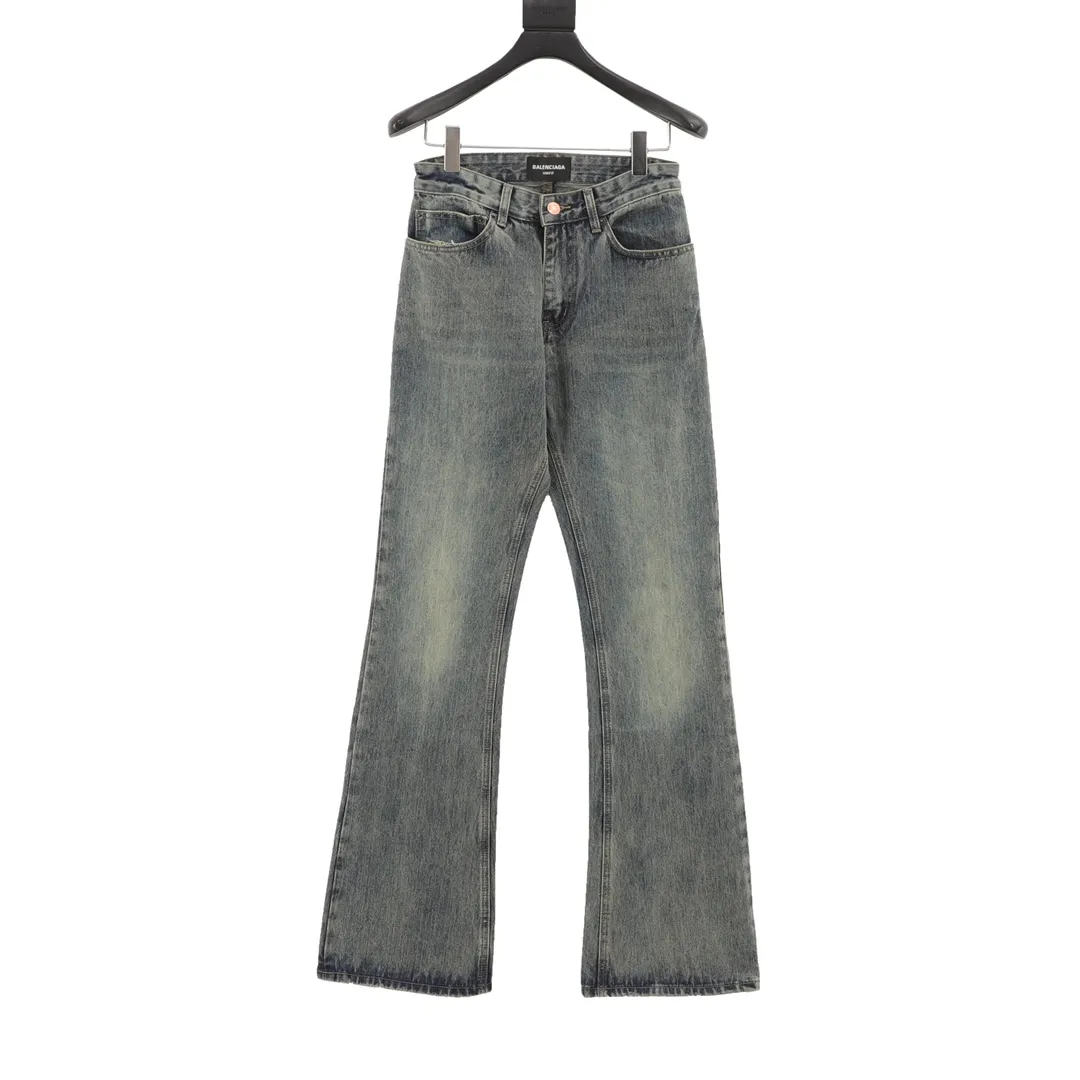🅿️540 Balenciaga/Balenciaga blue washed orange flared jeans, custom-made pure cotton bamboo strip denim fabric, thick texture, anti-wrinkle, shrinkage and deformation, micro-flare version of the trouser legs make you slimmer and taller, heavy washing shows an orange retro color, the surface bamboo texture is more three-dimensional and prominent, and the trousers are made of 100-gauge cotton padding. It is more comfortable to wear next to the body. Customized 1:1 waistband main and sub-labels, customized 1:1 Paris logo bronze buttons and rivet zippers, micro-horn version Size: XS-L