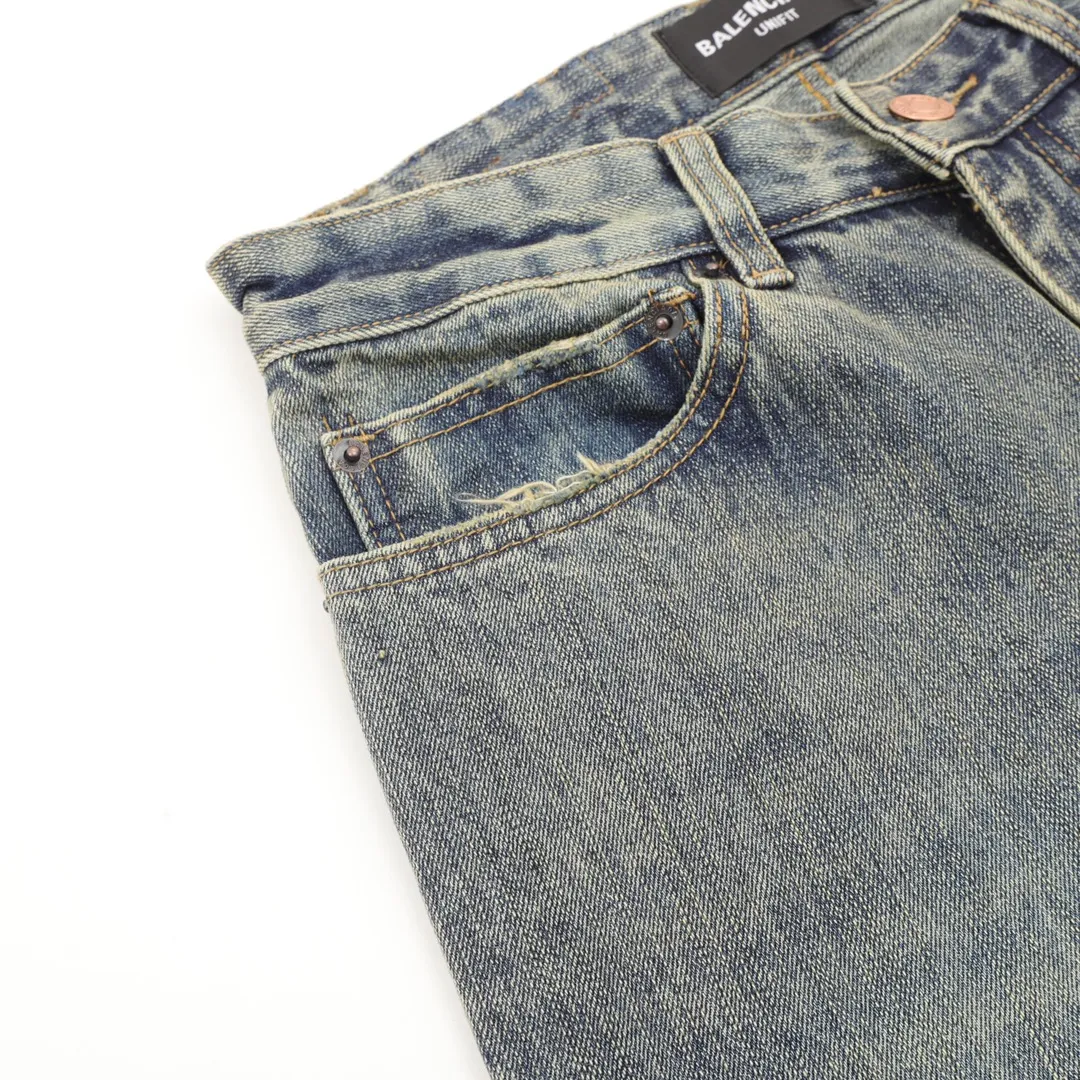 🅿️540 Balenciaga/Balenciaga blue washed orange flared jeans, custom-made pure cotton bamboo strip denim fabric, thick texture, anti-wrinkle, shrinkage and deformation, micro-flare version of the trouser legs make you slimmer and taller, heavy washing shows an orange retro color, the surface bamboo texture is more three-dimensional and prominent, and the trousers are made of 100-gauge cotton padding. It is more comfortable to wear next to the body. Customized 1:1 waistband main and sub-labels, customized 1:1 Paris logo bronze buttons and rivet zippers, micro-horn version Size: XS-L