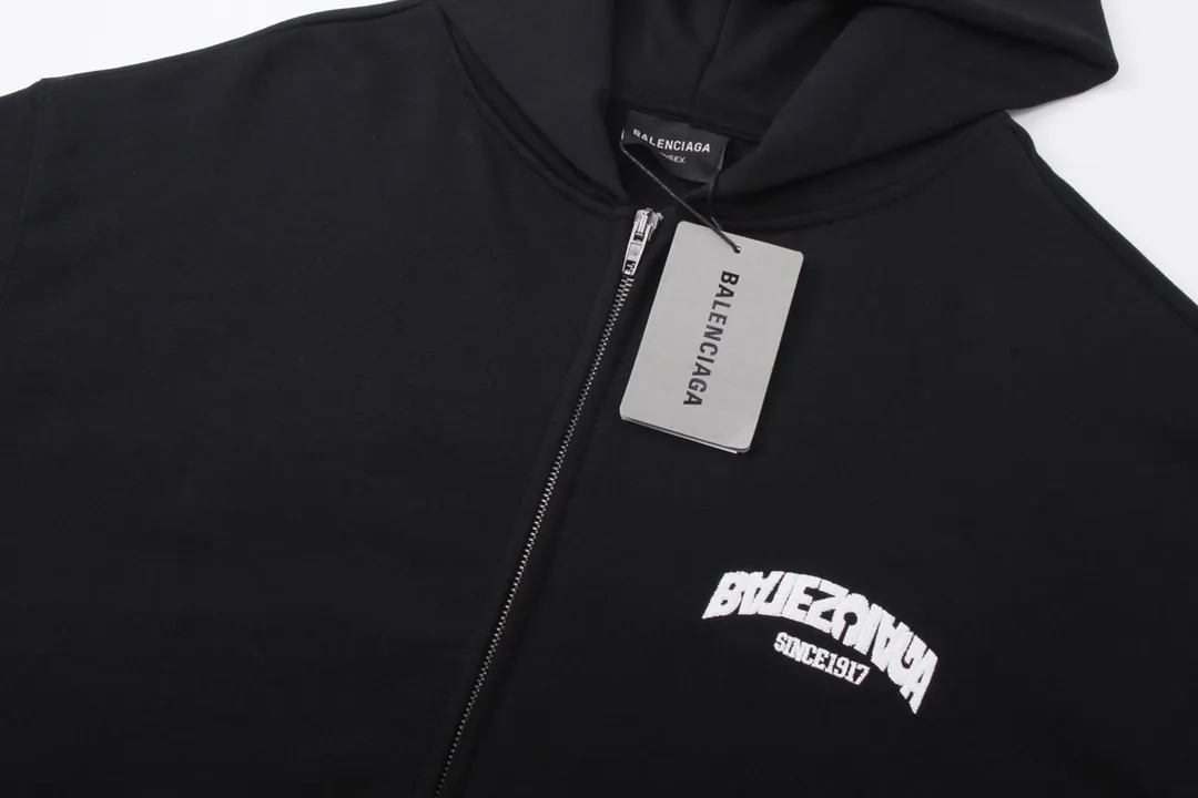 🅿️336 detailed pictures [Top version. Official website quality] BALENCI*GA/Paris BALENCI*GA#2024 latest model, large reverse letter LOGO icon embroidered cardigan zipper hooded sweatshirt. Brick cabinet synchronization. Genuine products are developed and developed in the first time. Welcome to compare! The fabric is made of Paris ZP custom-woven and dyed cotton double-yarn large parka. The weight is 450 grams. The cloth surface is clean. The cloth pattern is clear. It is soft and comfortable. It has good color fastness and is not easy to change color. The threads are woven and dyed with no color difference. The embroidery is done using an imported Tajima embroidery machine, with a three-dimensional effect and clear lines. There are no burrs and miscellaneous threads, and the embroidery is of ultra-high craftsmanship. The version adopts OS loose shoulder design. Same style for men and women. Code: BL238078 Color: Black Size: XS S M L