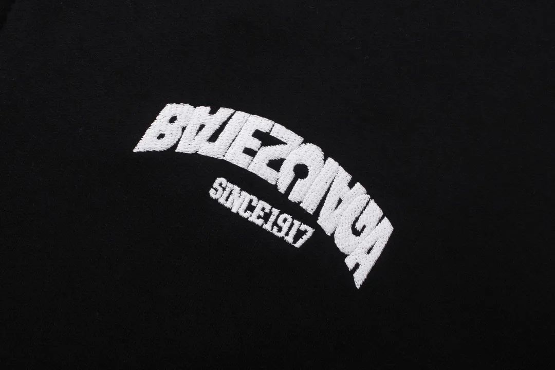 🅿️336 detailed pictures [Top version. Official website quality] BALENCI*GA/Paris BALENCI*GA#2024 latest model, large reverse letter LOGO icon embroidered cardigan zipper hooded sweatshirt. Brick cabinet synchronization. Genuine products are developed and developed in the first time. Welcome to compare! The fabric is made of Paris ZP custom-woven and dyed cotton double-yarn large parka. The weight is 450 grams. The cloth surface is clean. The cloth pattern is clear. It is soft and comfortable. It has good color fastness and is not easy to change color. The threads are woven and dyed with no color difference. The embroidery is done using an imported Tajima embroidery machine, with a three-dimensional effect and clear lines. There are no burrs and miscellaneous threads, and the embroidery is of ultra-high craftsmanship. The version adopts OS loose shoulder design. Same style for men and women. Code: BL238078 Color: Black Size: XS S M L