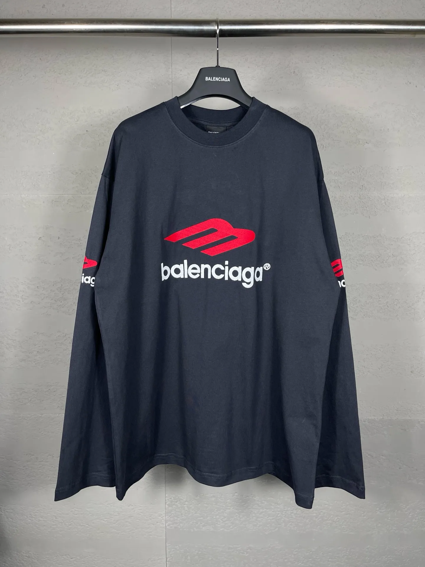 🅿️220 real photos [Top version. Official website quality] BALENCI*GA/Paris BALENCI*GA#2024 latest model, big LOGO icon. Front and back. Embroidered long-sleeved T-shirt on left and right sleeves. Brick cabinet synchronization. Genuine products are developed and developed in the first time. Welcome to compare! The fabric is made of Paris ZP custom-woven and dyed 100% cotton double-yarn compact cotton. The weight is 260 grams. The cloth surface is clean. The cloth pattern is clear. It is soft and comfortable. It has good color fastness and is not easy to change color. The threads are woven and dyed with no color difference. The embroidery is done using imported Tajima embroidery machines. Super 15W needle and thread, three-dimensional effect, clear lines. No burrs and miscellaneous threads, ultra-high craftsmanship embroidery. The version adopts OS loose shoulder design. Same style for men and women. Code: BL225002 Color: dark gray blue, white Size: XS S M L