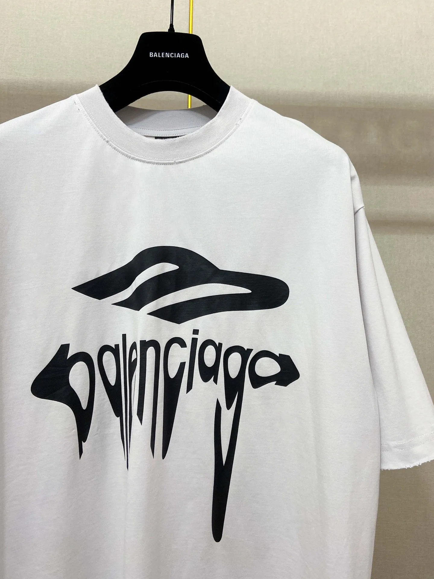 🅿️180 9186# Real photos Top version [[BALENCIA*GA] official website quality Paris new 3M artistic letter LOGO printed short-sleeved T-shirt OS version Loose dropped shoulders Unisex style Fabric: 260g 100% pure cotton double yarn Process: Front printing Garment wash Frayed Distressed Styling Solid color Color: Washed black off-white Size: XS S M L