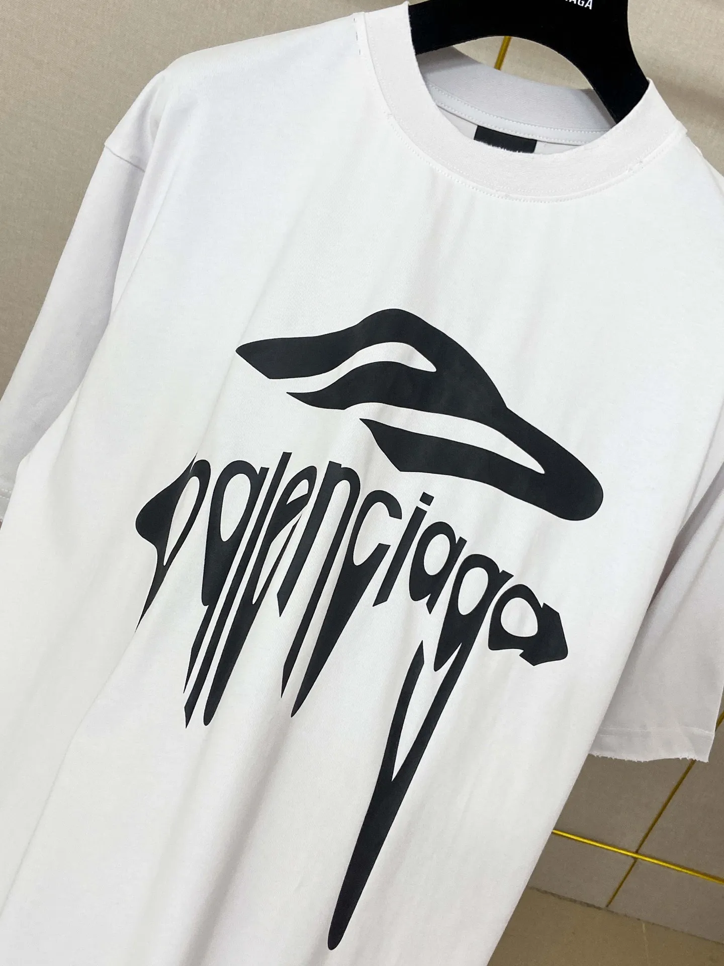 🅿️180 9186# Real photos Top version [[BALENCIA*GA] official website quality Paris new 3M artistic letter LOGO printed short-sleeved T-shirt OS version Loose dropped shoulders Unisex style Fabric: 260g 100% pure cotton double yarn Process: Front printing Garment wash Frayed Distressed Styling Solid color Color: Washed black off-white Size: XS S M L