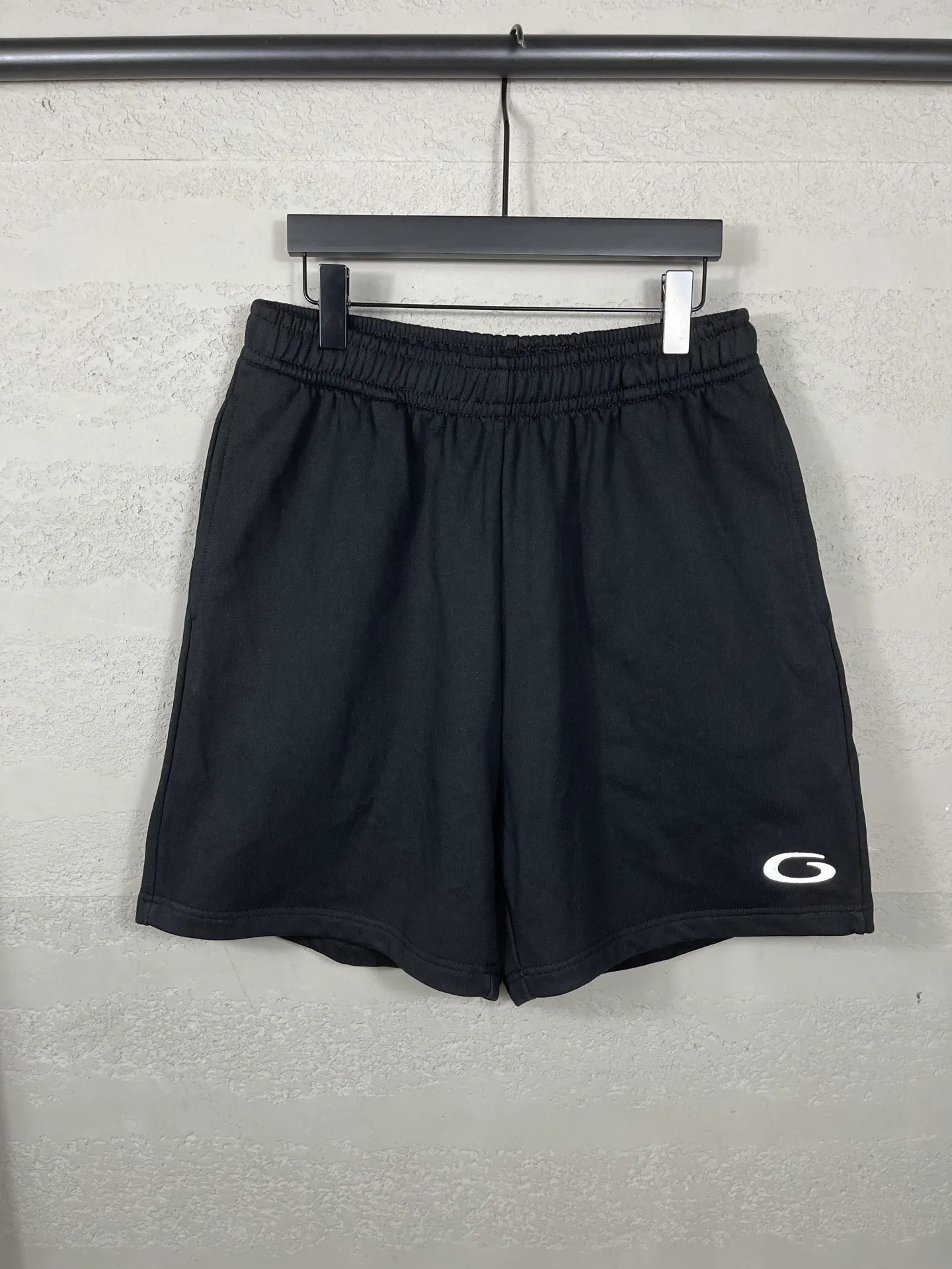 🅿️210 real photos [Top version. Official website quality] BALENCI*GA/Paris. 2025 new model. Paris' new basketball series LOGO embroidered shorts. Synchronized with brick cabinets. Developed authentic products at the first time, please print and compare! The fabric is made of Paris ZP custom-woven and dyed 100% cotton terry sweatshirt. The weight is 460 grams. The cloth surface is clean. The cloth pattern is clear and the hand feels soft and comfortable. The embroidery uses an imported Tajima embroidery machine. The letters are clear and the effect is three-dimensional. The version adopts a loose version. Same style for men and women. Code: BL257027 Color: black, white, purple Size: XS S M L
