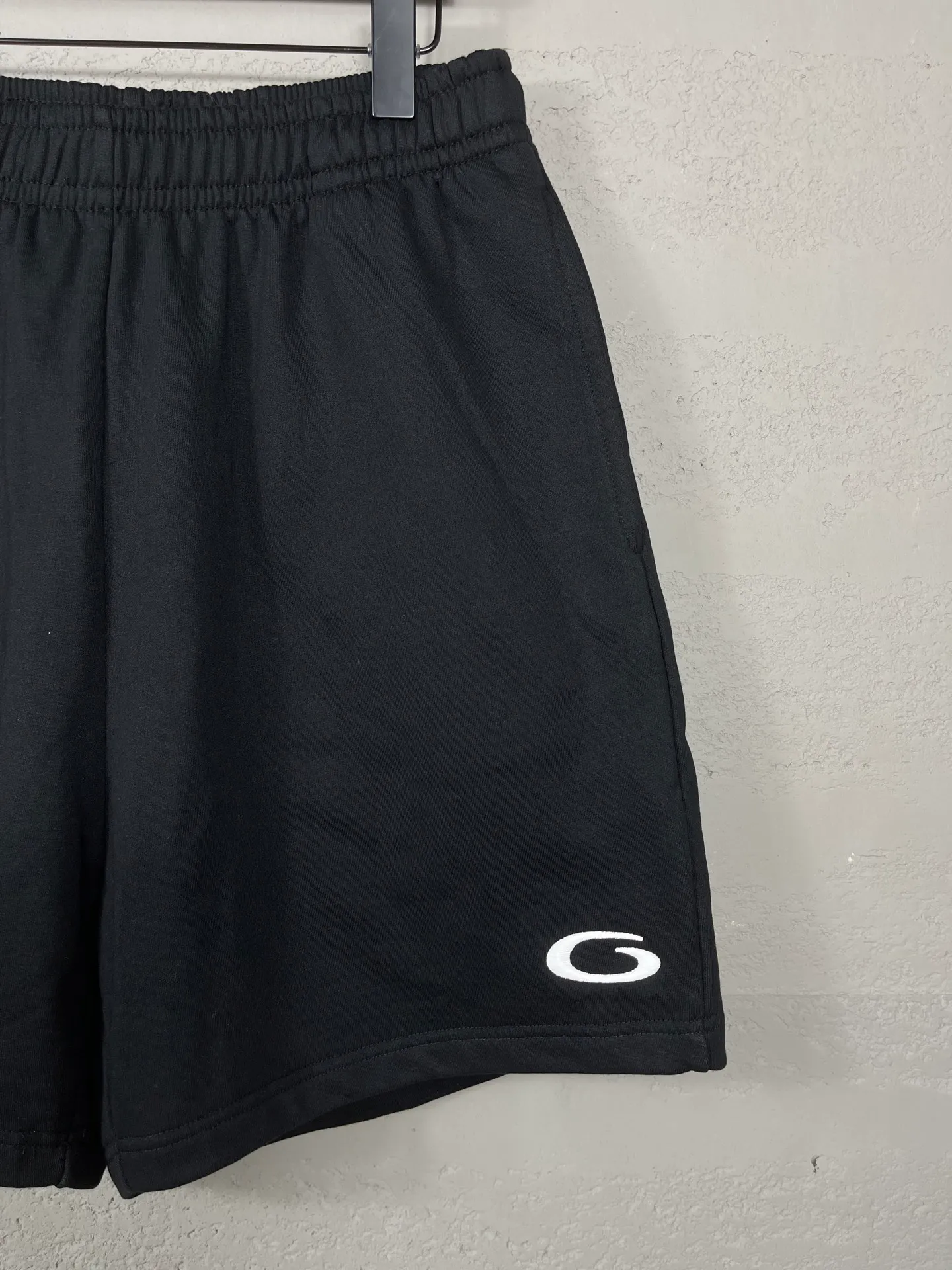 🅿️210 real photos [Top version. Official website quality] BALENCI*GA/Paris. 2025 new model. Paris' new basketball series LOGO embroidered shorts. Synchronized with brick cabinets. Developed authentic products at the first time, please print and compare! The fabric is made of Paris ZP custom-woven and dyed 100% cotton terry sweatshirt. The weight is 460 grams. The cloth surface is clean. The cloth pattern is clear and the hand feels soft and comfortable. The embroidery uses an imported Tajima embroidery machine. The letters are clear and the effect is three-dimensional. The version adopts a loose version. Same style for men and women. Code: BL257027 Color: black, white, purple Size: XS S M L