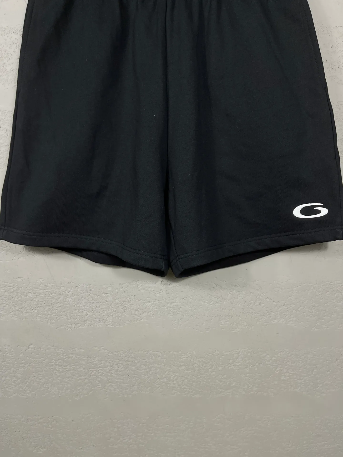 🅿️210 real photos [Top version. Official website quality] BALENCI*GA/Paris. 2025 new model. Paris' new basketball series LOGO embroidered shorts. Synchronized with brick cabinets. Developed authentic products at the first time, please print and compare! The fabric is made of Paris ZP custom-woven and dyed 100% cotton terry sweatshirt. The weight is 460 grams. The cloth surface is clean. The cloth pattern is clear and the hand feels soft and comfortable. The embroidery uses an imported Tajima embroidery machine. The letters are clear and the effect is three-dimensional. The version adopts a loose version. Same style for men and women. Code: BL257027 Color: black, white, purple Size: XS S M L