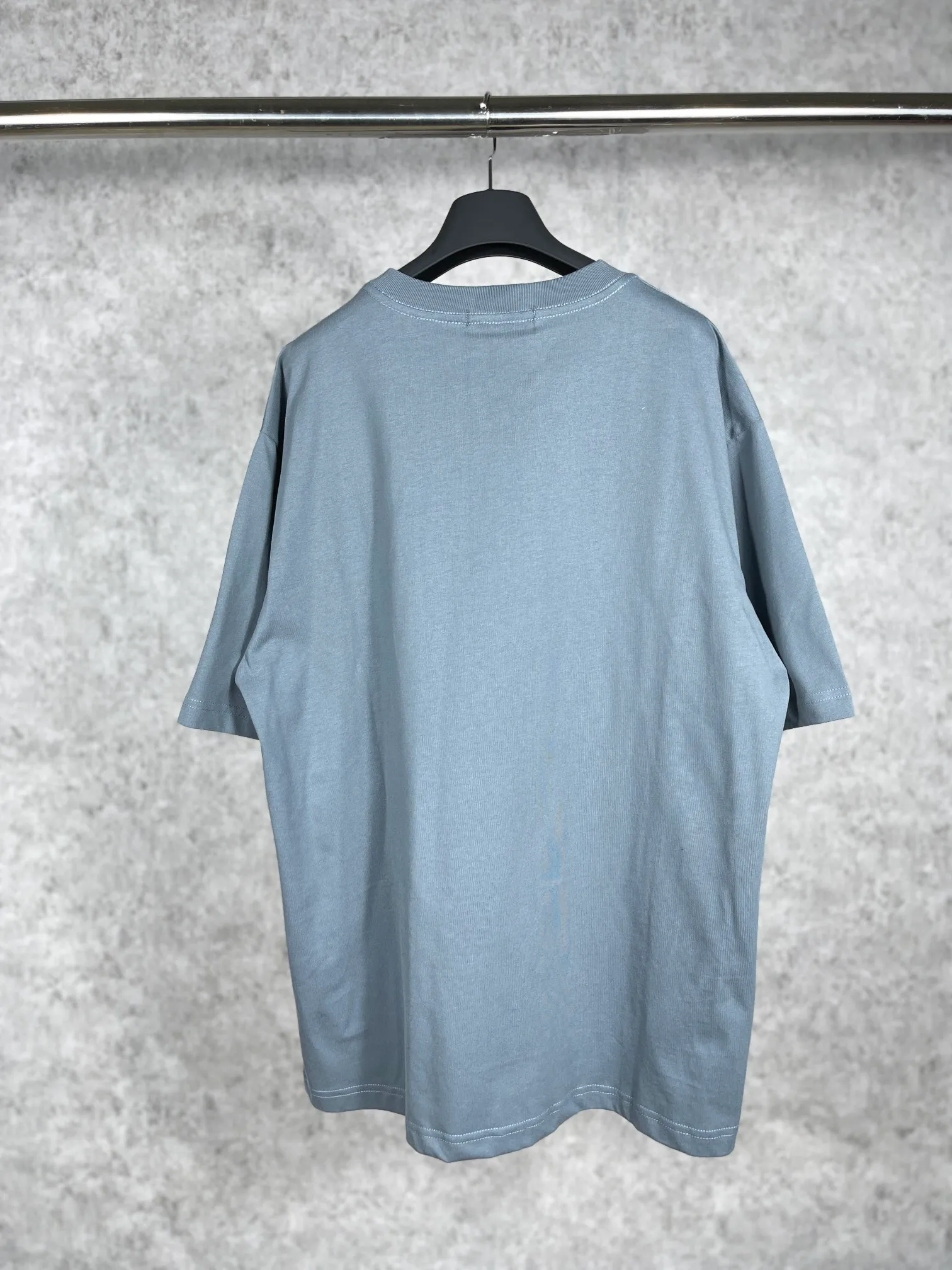 🅿️170 real photos [Top version. Official website quality] BALENC*GA/Paris. Classic model. 22SS#BALENCI*GA# Portrait band direct-injection printed short-sleeved T-shirt. Brick cabinet synchronization. The fabric is made of Paris ZP custom-woven and dyed 100% cotton double yarn compact cotton. The weight is 260 grams, the cloth surface is clean. The cloth pattern is clear, soft and comfortable. The threads are woven and dyed with no color difference. The classic pattern adopts Kornit direct-injection printing, which has no hand feel and a three-dimensional effect, restoring the brick cabinet. The version adopts the OS loose shoulder version. The same style for men and women. Code: BL223037 Color: black. White. Medium gray Size: XS S M L