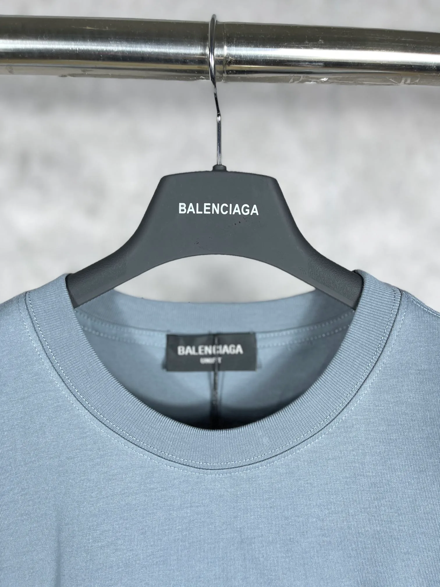 🅿️170 real photos [Top version. Official website quality] BALENC*GA/Paris. Classic model. 22SS#BALENCI*GA# Portrait band direct-injection printed short-sleeved T-shirt. Brick cabinet synchronization. The fabric is made of Paris ZP custom-woven and dyed 100% cotton double yarn compact cotton. The weight is 260 grams, the cloth surface is clean. The cloth pattern is clear, soft and comfortable. The threads are woven and dyed with no color difference. The classic pattern adopts Kornit direct-injection printing, which has no hand feel and a three-dimensional effect, restoring the brick cabinet. The version adopts the OS loose shoulder version. The same style for men and women. Code: BL223037 Color: black. White. Medium gray Size: XS S M L