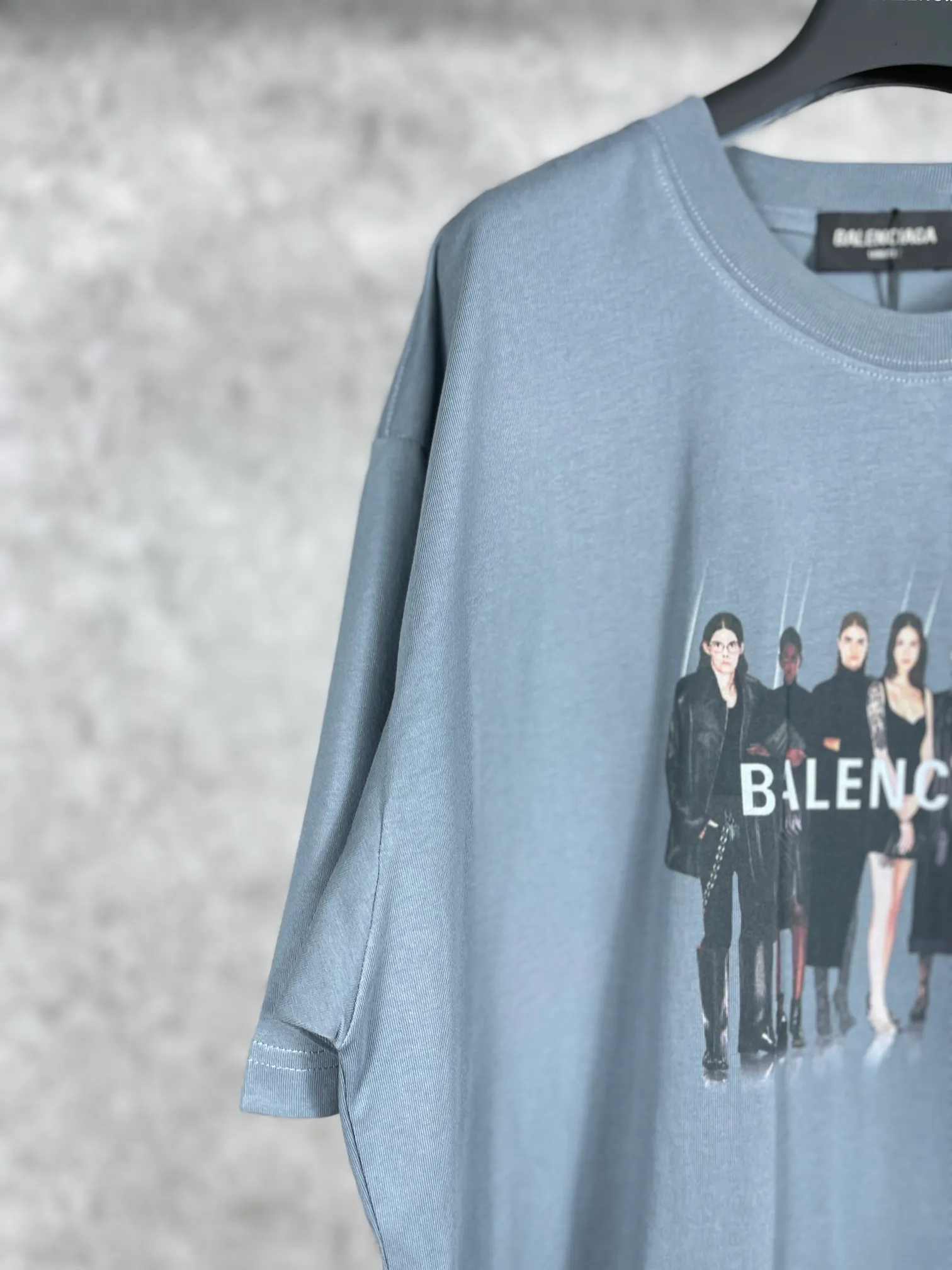 🅿️170 real photos [Top version. Official website quality] BALENC*GA/Paris. Classic model. 22SS#BALENCI*GA# Portrait band direct-injection printed short-sleeved T-shirt. Brick cabinet synchronization. The fabric is made of Paris ZP custom-woven and dyed 100% cotton double yarn compact cotton. The weight is 260 grams, the cloth surface is clean. The cloth pattern is clear, soft and comfortable. The threads are woven and dyed with no color difference. The classic pattern adopts Kornit direct-injection printing, which has no hand feel and a three-dimensional effect, restoring the brick cabinet. The version adopts the OS loose shoulder version. The same style for men and women. Code: BL223037 Color: black. White. Medium gray Size: XS S M L