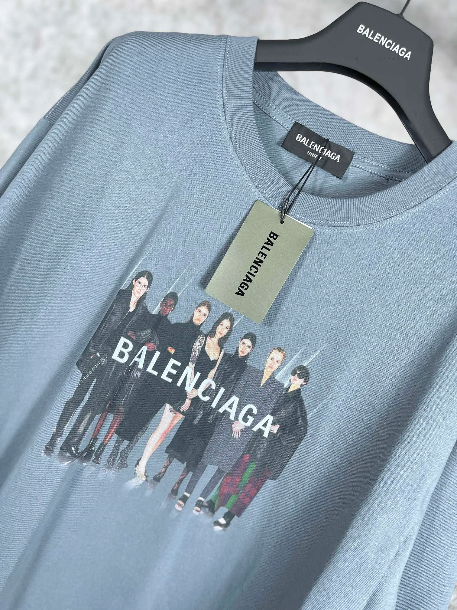 🅿️170 real photos [Top version. Official website quality] BALENC*GA/Paris. Classic model. 22SS#BALENCI*GA# Portrait band direct-injection printed short-sleeved T-shirt. Brick cabinet synchronization. The fabric is made of Paris ZP custom-woven and dyed 100% cotton double yarn compact cotton. The weight is 260 grams, the cloth surface is clean. The cloth pattern is clear, soft and comfortable. The threads are woven and dyed with no color difference. The classic pattern adopts Kornit direct-injection printing, which has no hand feel and a three-dimensional effect, restoring the brick cabinet. The version adopts the OS loose shoulder version. The same style for men and women. Code: BL223037 Color: black. White. Medium gray Size: XS S M L