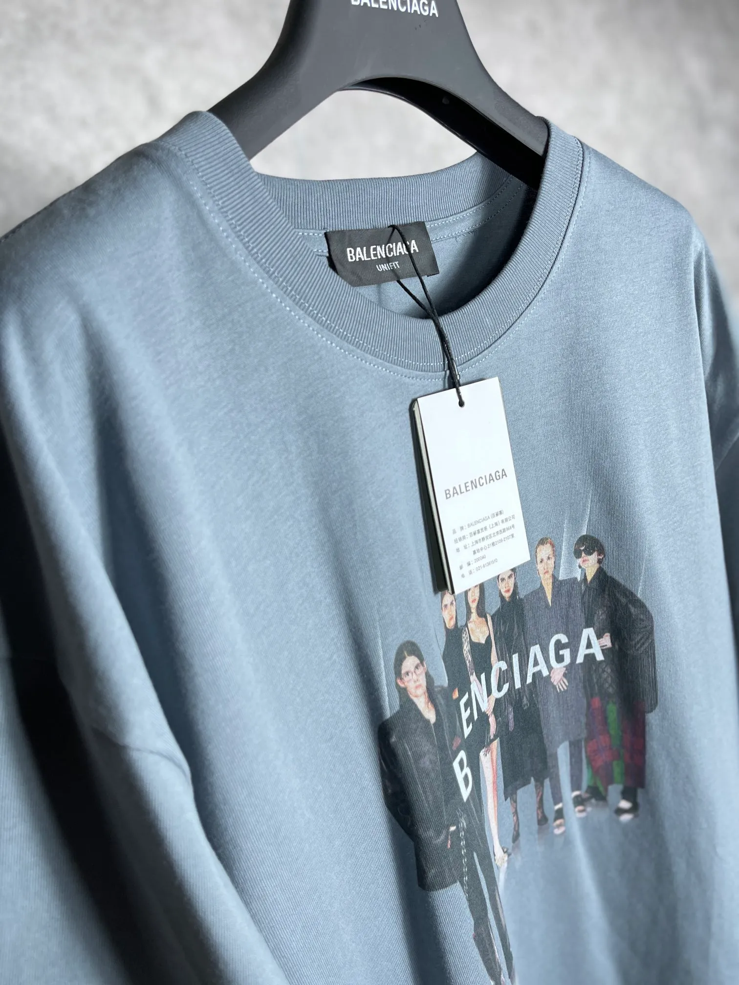 🅿️170 real photos [Top version. Official website quality] BALENC*GA/Paris. Classic model. 22SS#BALENCI*GA# Portrait band direct-injection printed short-sleeved T-shirt. Brick cabinet synchronization. The fabric is made of Paris ZP custom-woven and dyed 100% cotton double yarn compact cotton. The weight is 260 grams, the cloth surface is clean. The cloth pattern is clear, soft and comfortable. The threads are woven and dyed with no color difference. The classic pattern adopts Kornit direct-injection printing, which has no hand feel and a three-dimensional effect, restoring the brick cabinet. The version adopts the OS loose shoulder version. The same style for men and women. Code: BL223037 Color: black. White. Medium gray Size: XS S M L