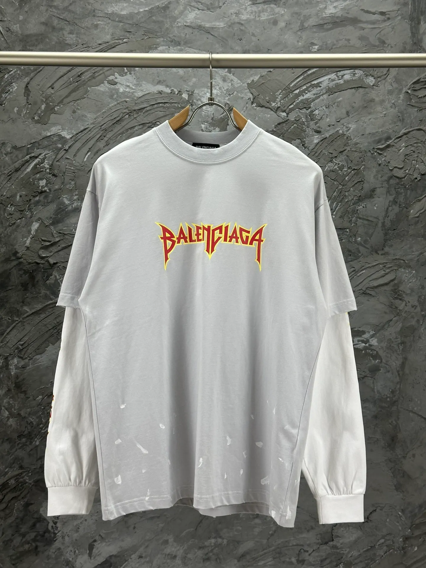 🅿️260 -BALENCI*GA Paris Lightning letter style long sleeves. The fabric is made of Paris custom-woven and dyed double-yarn pure cotton fabric. The weight is 280g. The thread is custom-woven and dyed without color difference. The front and back are cracked on the left and right sleeves. The hem is manually hand-painted. The cuffs are spliced. Two high-temperature shaping washes. os dropped shoulders are loose and the same style for men and women -Color: black white -SIZE: XS S M L Style number 8618#