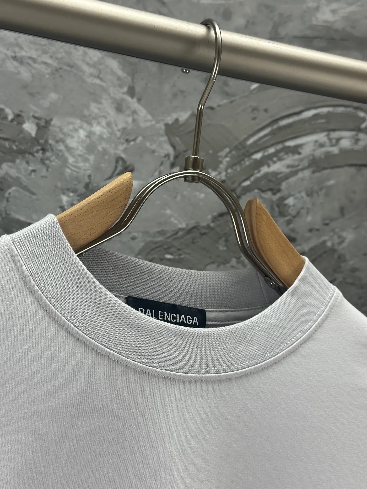 🅿️260 -BALENCI*GA Paris Lightning letter style long sleeves. The fabric is made of Paris custom-woven and dyed double-yarn pure cotton fabric. The weight is 280g. The thread is custom-woven and dyed without color difference. The front and back are cracked on the left and right sleeves. The hem is manually hand-painted. The cuffs are spliced. Two high-temperature shaping washes. os dropped shoulders are loose and the same style for men and women -Color: black white -SIZE: XS S M L Style number 8618#