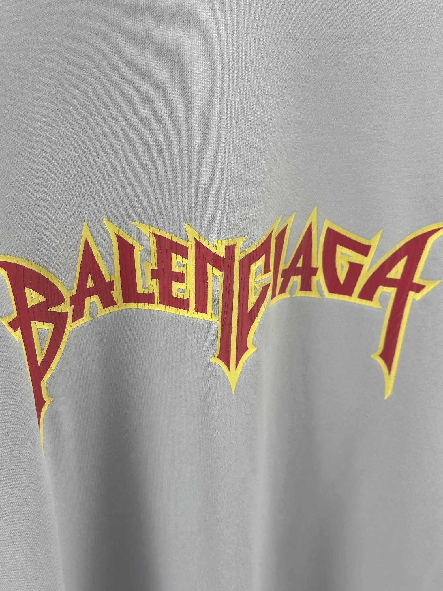 🅿️260 -BALENCI*GA Paris Lightning letter style long sleeves. The fabric is made of Paris custom-woven and dyed double-yarn pure cotton fabric. The weight is 280g. The thread is custom-woven and dyed without color difference. The front and back are cracked on the left and right sleeves. The hem is manually hand-painted. The cuffs are spliced. Two high-temperature shaping washes. os dropped shoulders are loose and the same style for men and women -Color: black white -SIZE: XS S M L Style number 8618#