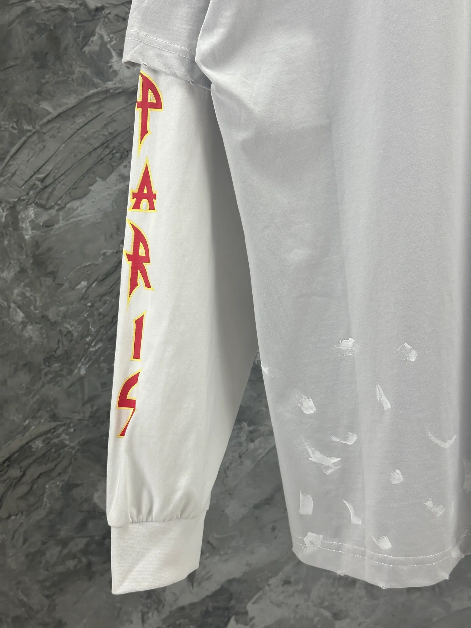 🅿️260 -BALENCI*GA Paris Lightning letter style long sleeves. The fabric is made of Paris custom-woven and dyed double-yarn pure cotton fabric. The weight is 280g. The thread is custom-woven and dyed without color difference. The front and back are cracked on the left and right sleeves. The hem is manually hand-painted. The cuffs are spliced. Two high-temperature shaping washes. os dropped shoulders are loose and the same style for men and women -Color: black white -SIZE: XS S M L Style number 8618#