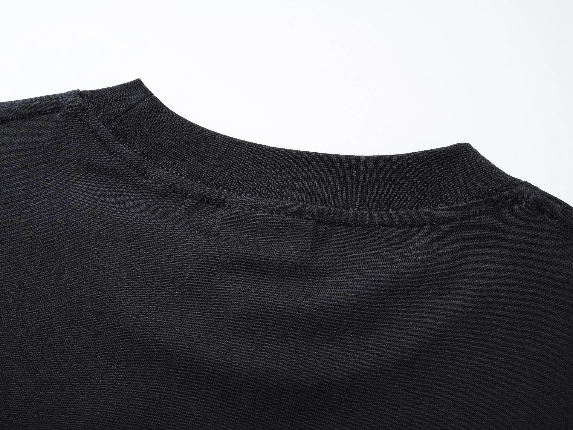 🅿️166 photos [Top version. Official website quality] BALENCI*GA/Paris. SS25 latest model, Paris.. Label 520 printed short-sleeved T-shirt. Brick cabinet synchronization. Genuine product developed at the first time, welcome to compare! The fabric is made of Paris ZP custom-woven and dyed cotton double yarn. Weighing 260 grams, the cloth surface is clean. The cloth pattern is clear, soft and comfortable. The threads are dyed with no color difference. The printing uses environmentally friendly imported rubber paddles. The letters are clear and the effect is three-dimensional. The version adopts OS loose shoulder design. Same style for men and women. Code: BL253690 Color: black, white Size: XS S M L