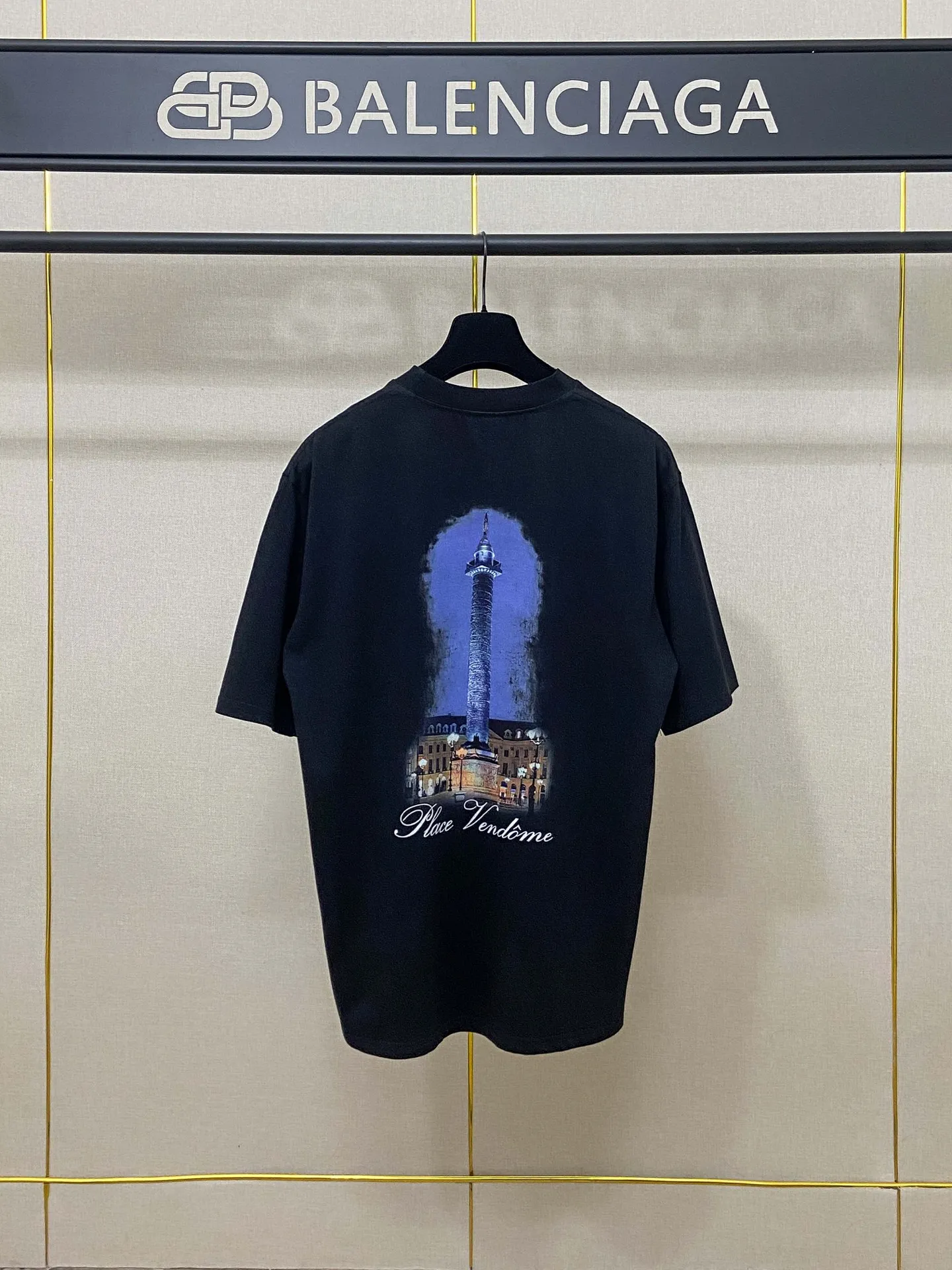 🅿️170 9175# Real photos Top version [[BALENCIA*GA] Official website quality Paris co-branded Balenciaga Vogue collaboration series short-sleeved T-shirt OS version Loose dropped shoulders Unisex style Fabric: 260g 100% cotton double yarn Technology: Front panel printing and back panel white ink direct spray Garment washing Shape fixation Color: Black Red Off-white Size: XS S M L