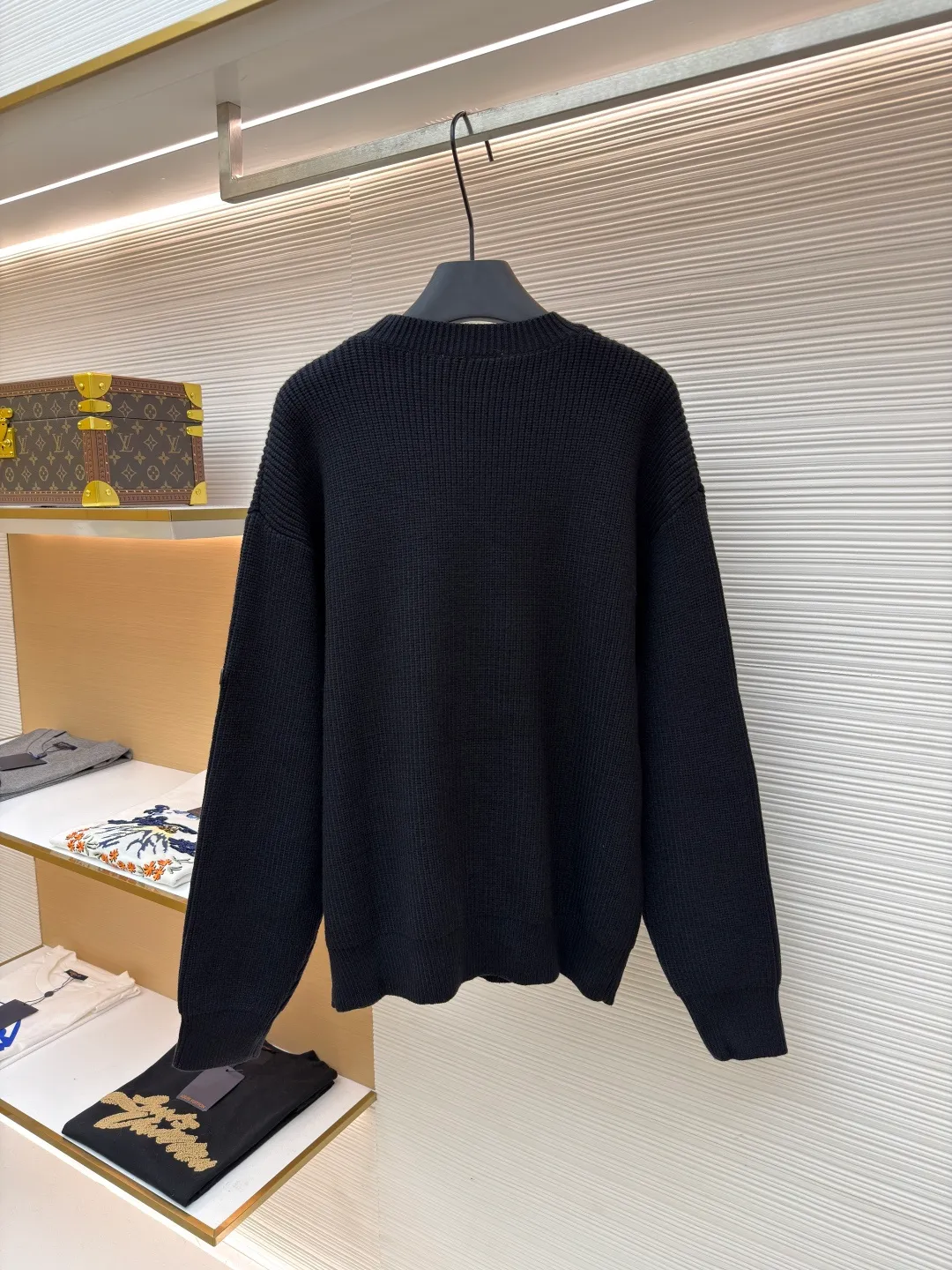 Balenciaga sleeve arm logo crew neck sweater ●Original version: Purchased and developed by 6514 ●Item number: 1681374-B00 ●Fabric: cotton fabric ●Technology: knitted ●Color: black ●Version: fitted version ●Weight: about 865 grams ●Size: S-M-L-XL ●Description: Using big brand yarn, the fabric composition is 90% cotton, 10% wool. The fabric pattern is stiff. The high cotton content can make the clothes droop and restore the original effect. The 10% wool content can fully tighten the fabric density and make the clothes achieve a certain degree of warmth. The leather label is made of natural silicone material. The original white fonts in the label are molded and customized, and the size is consistent with the original. The overall wiring is straight and delicate, the fabric is comfortable and soft, and the color is consistent without color difference. It can be matched with the same style to create a fashionable look and control various occasions. Customized accessories, complete with three standards, same style for men and women!