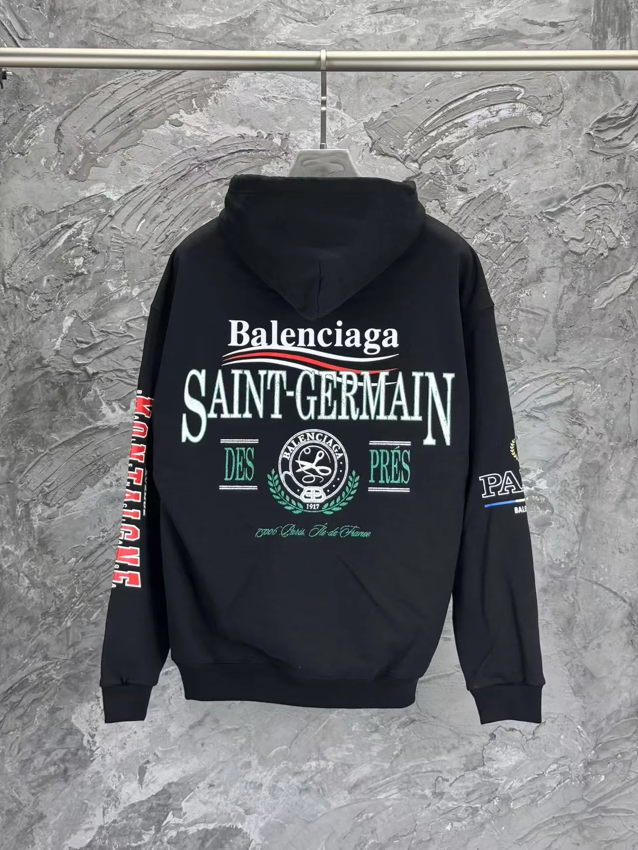 🅿️360 - BALENCI*GA Paris' latest Balenciaxx art multi-branded hooded long-sleeved sweatshirt. The front printing uses imported environmentally friendly offset printing. The effect is three-dimensional. Exclusively woven and dyed 460g fabric. Threads are dyed in the same vat with zero color difference. Brick cabinet synchronization. Welcome to compare. Same style for men and women -Color: black white -SIZE: Xs S M L Style No. 8957#