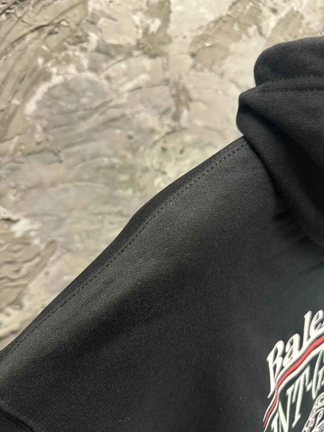 🅿️360 - BALENCI*GA Paris' latest Balenciaxx art multi-branded hooded long-sleeved sweatshirt. The front printing uses imported environmentally friendly offset printing. The effect is three-dimensional. Exclusively woven and dyed 460g fabric. Threads are dyed in the same vat with zero color difference. Brick cabinet synchronization. Welcome to compare. Same style for men and women -Color: black white -SIZE: Xs S M L Style No. 8957#
