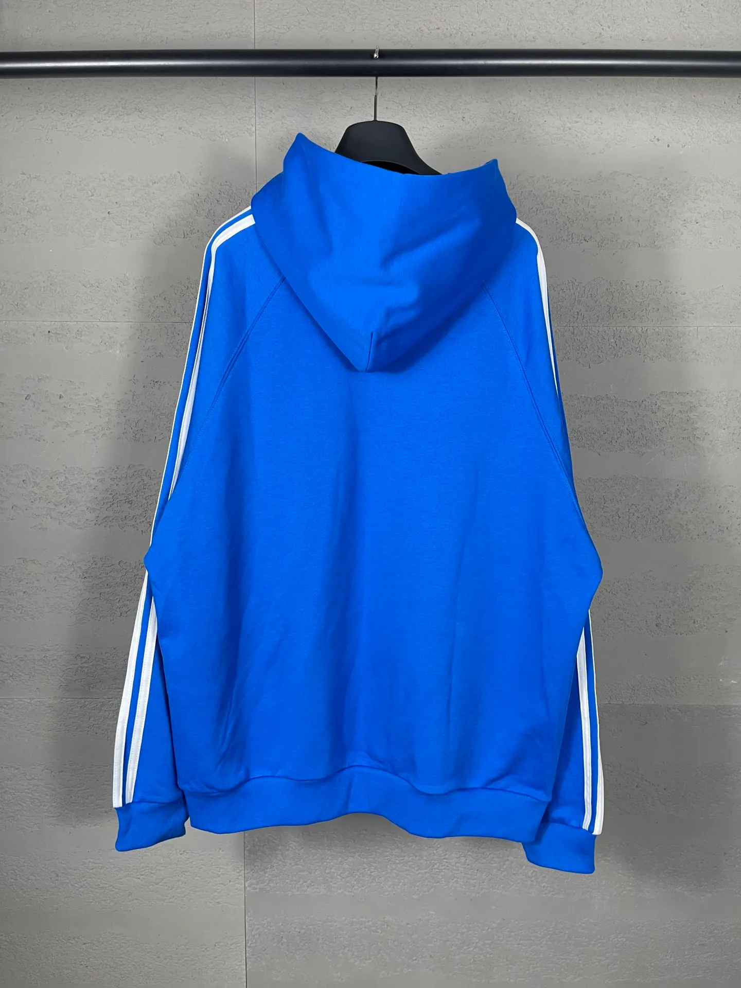 🅿️320 real photos [Top version. Official website quality] BALENCI*GA/Paris co-branded Adidas Adidas clover three-stripe LOGO embroidered short-sleeved T-shirt# The fabric is made of Paris ZP custom-woven and dyed cotton sweatshirt. Weighing 450 grams, the cloth surface is clean. The cloth pattern is clear, soft and comfortable. The threads are dyed with no color difference. The classic pattern embroidery uses imported embroidery, and the letters are clear, three-dimensional and without rough edges. Jubie market produces pictures based on pictures. Welcome to compare. The version adopts OS loose shoulder design. Same style for men and women. Code: BL238021 Color: black, blue, size: XS S M L