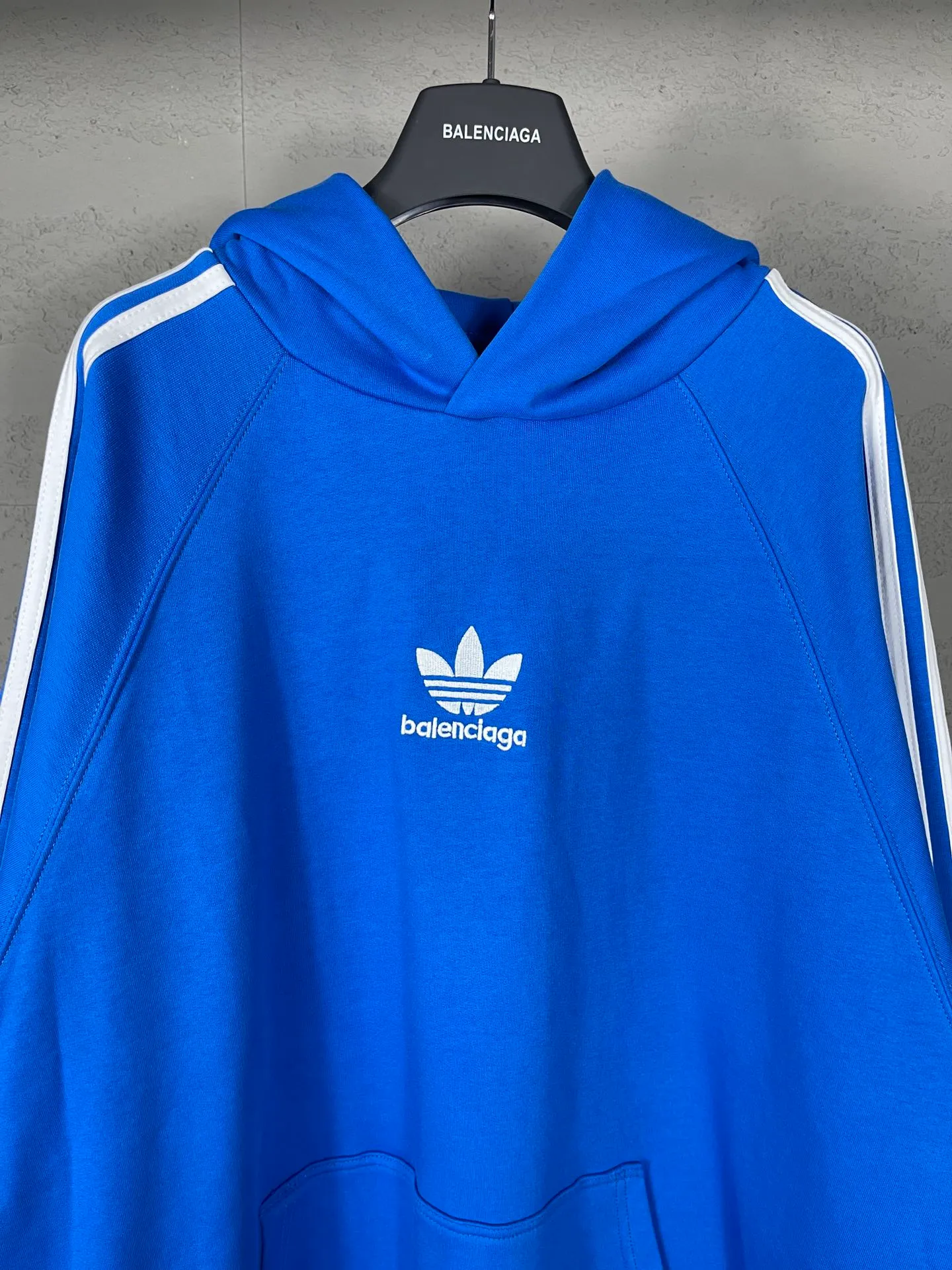 🅿️320 real photos [Top version. Official website quality] BALENCI*GA/Paris co-branded Adidas Adidas clover three-stripe LOGO embroidered short-sleeved T-shirt# The fabric is made of Paris ZP custom-woven and dyed cotton sweatshirt. Weighing 450 grams, the cloth surface is clean. The cloth pattern is clear, soft and comfortable. The threads are dyed with no color difference. The classic pattern embroidery uses imported embroidery, and the letters are clear, three-dimensional and without rough edges. Jubie market produces pictures based on pictures. Welcome to compare. The version adopts OS loose shoulder design. Same style for men and women. Code: BL238021 Color: black, blue, size: XS S M L