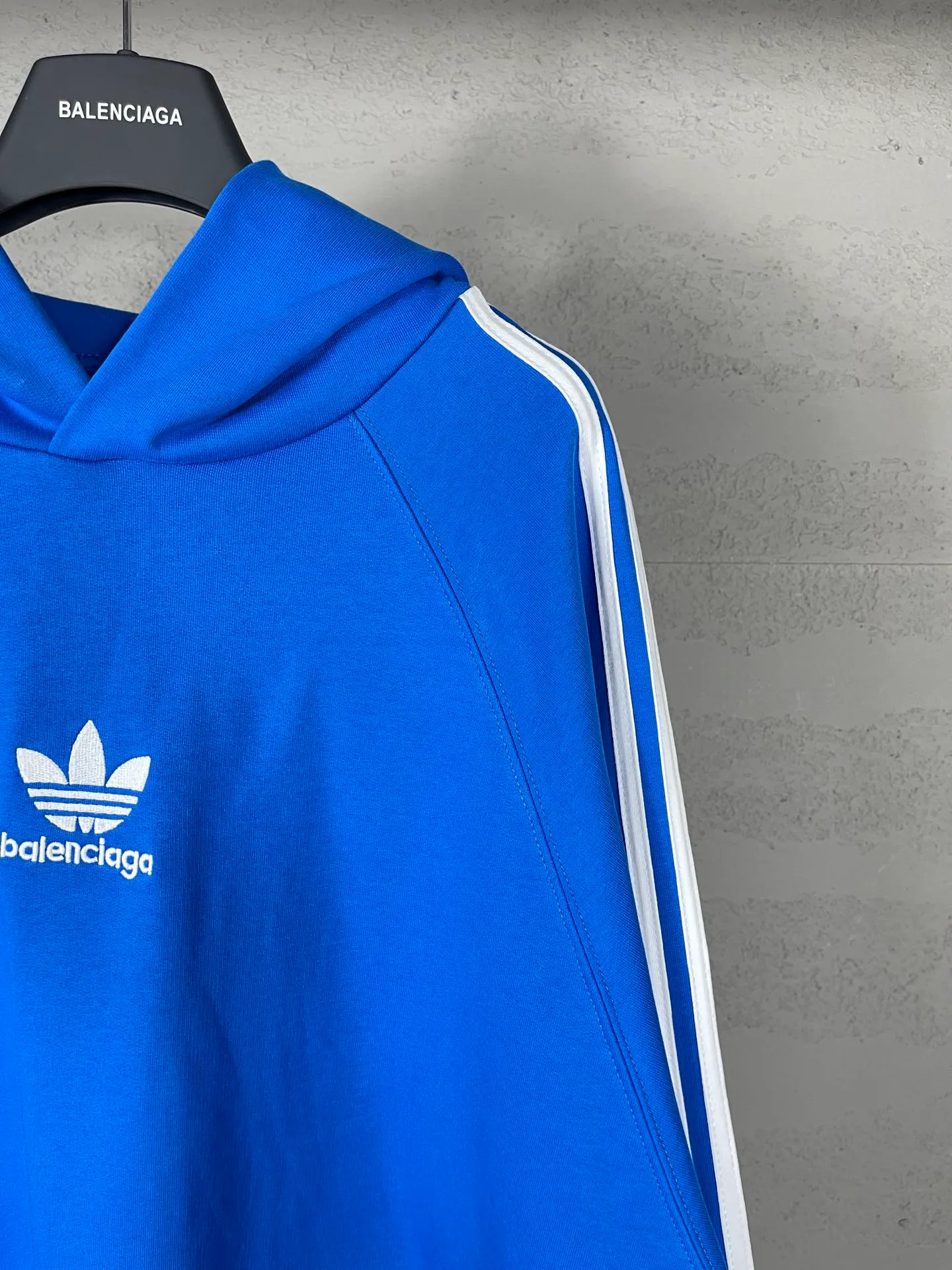 🅿️320 real photos [Top version. Official website quality] BALENCI*GA/Paris co-branded Adidas Adidas clover three-stripe LOGO embroidered short-sleeved T-shirt# The fabric is made of Paris ZP custom-woven and dyed cotton sweatshirt. Weighing 450 grams, the cloth surface is clean. The cloth pattern is clear, soft and comfortable. The threads are dyed with no color difference. The classic pattern embroidery uses imported embroidery, and the letters are clear, three-dimensional and without rough edges. Jubie market produces pictures based on pictures. Welcome to compare. The version adopts OS loose shoulder design. Same style for men and women. Code: BL238021 Color: black, blue, size: XS S M L