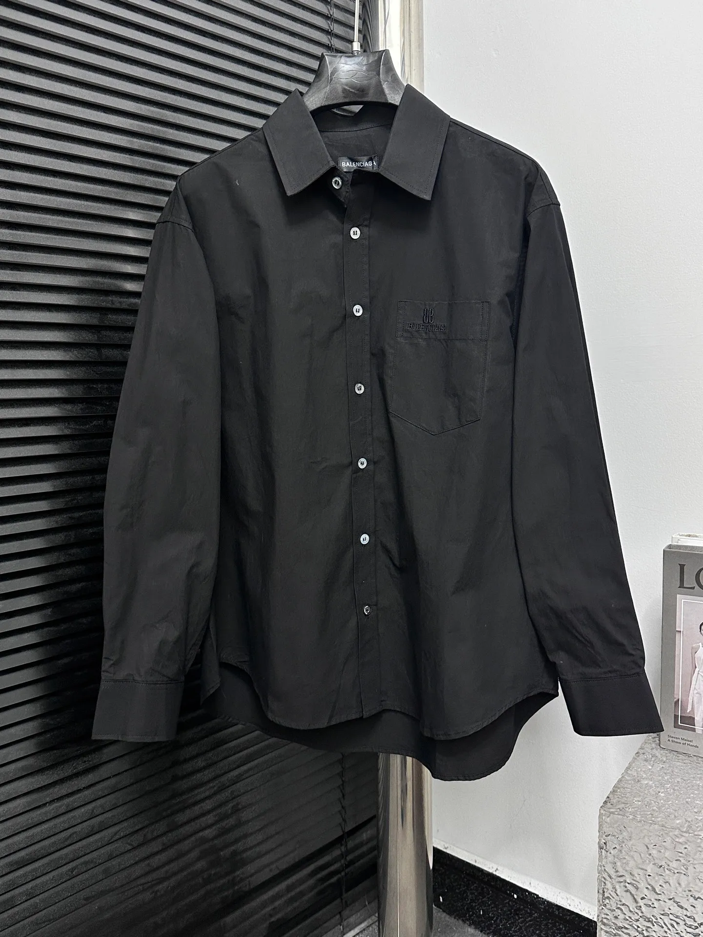 🅿️300 [Balenciaga] Paris embroidered small letter shirt jacket. Customized classic double-sided thick long-staple cotton Paris shirt material. The different textures on both sides are consistent with the original version. The texture is visible to the naked eye. The upper body is three-dimensional and stylish. It is close-fitting, comfortable and soft. Specially supplied to export assembly line shirt factories. First-line brand quality. Same style for men and women! Size: 36 38 40 42