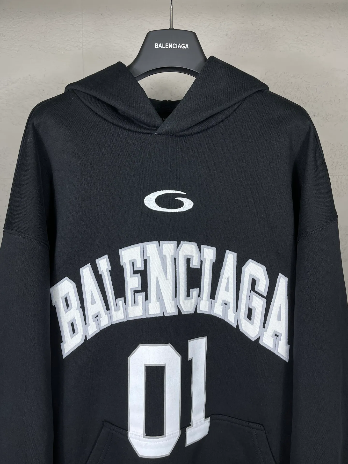 🅿️350 Actual pictures [Top version. Official website quality] BALENCI*GA/Paris.SS25 latest basketball uniform embroidered printed hooded long-sleeved sweatshirt. The front embroidery is embroidered and printed using a Tajima computer embroidery machine, the lower left corner is stamped, and the back piece is printed. The brick cabinets are synchronized. The authentic product is developed at the first time. The fabric is made of Paris ZP custom-woven and dyed cotton sweatshirt. Weighing 460 grams, the cloth surface is clean. The cloth pattern is clear, soft and comfortable. The threads are dyed with no color difference. The printing uses environmentally friendly imported materials, the letters are clear and the effect is three-dimensional. The version adopts OS loose shoulder design. Same style for men and women. Code: BL258959 Color: black, purple, colorful blue, green Size: XS S M L