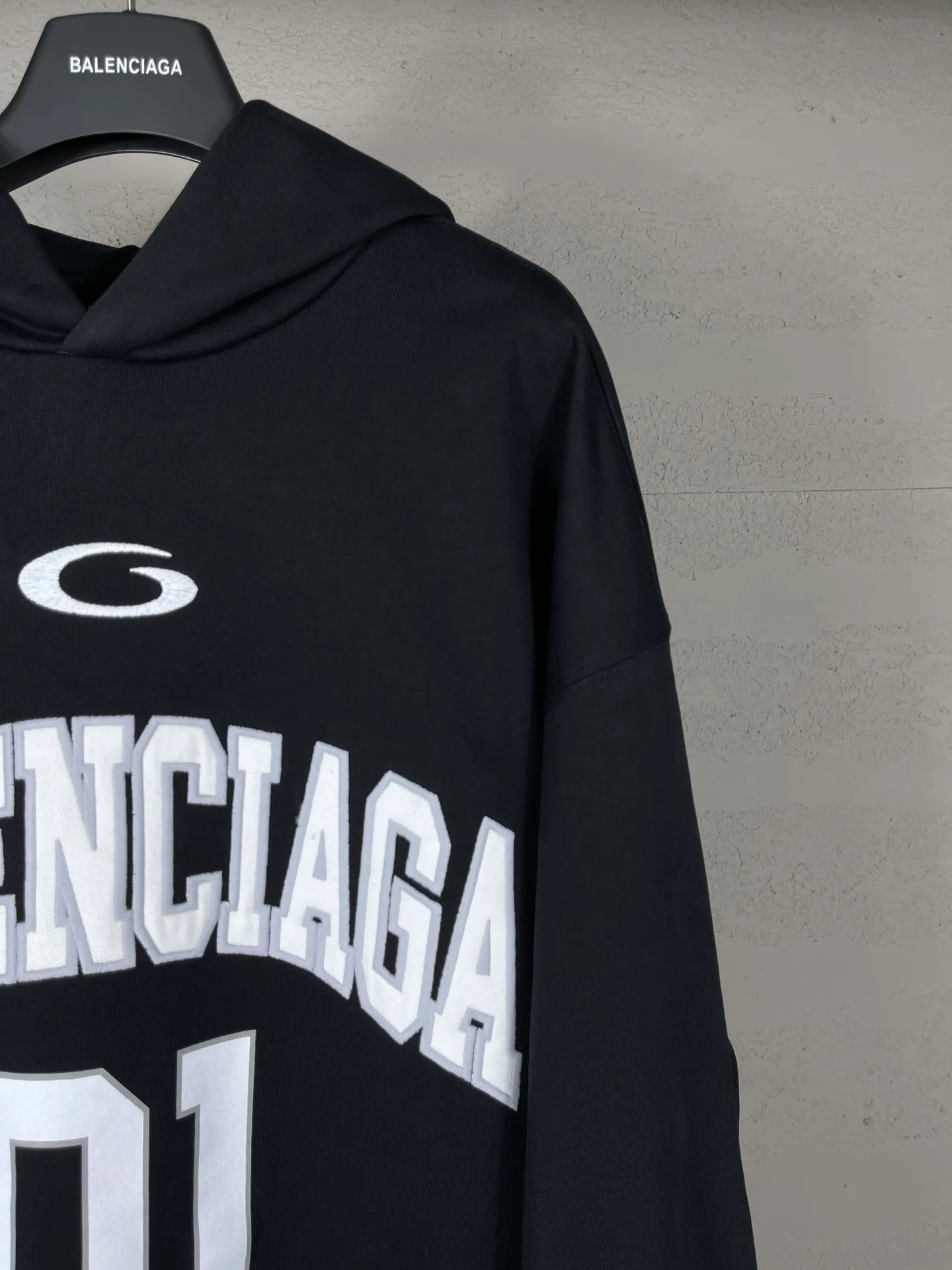 🅿️350 Actual pictures [Top version. Official website quality] BALENCI*GA/Paris.SS25 latest basketball uniform embroidered printed hooded long-sleeved sweatshirt. The front embroidery is embroidered and printed using a Tajima computer embroidery machine, the lower left corner is stamped, and the back piece is printed. The brick cabinets are synchronized. The authentic product is developed at the first time. The fabric is made of Paris ZP custom-woven and dyed cotton sweatshirt. Weighing 460 grams, the cloth surface is clean. The cloth pattern is clear, soft and comfortable. The threads are dyed with no color difference. The printing uses environmentally friendly imported materials, the letters are clear and the effect is three-dimensional. The version adopts OS loose shoulder design. Same style for men and women. Code: BL258959 Color: black, purple, colorful blue, green Size: XS S M L