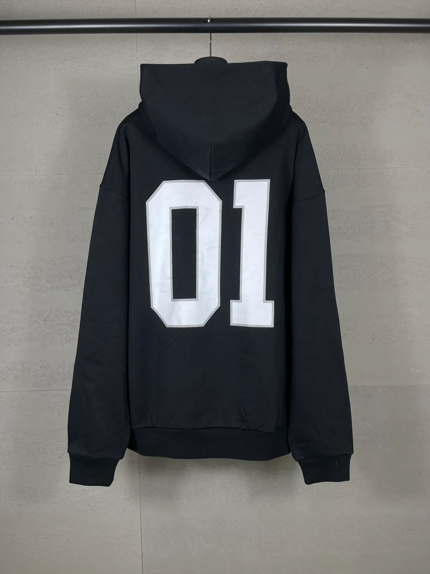 🅿️350 Actual pictures [Top version. Official website quality] BALENCI*GA/Paris.SS25 latest basketball uniform embroidered printed hooded long-sleeved sweatshirt. The front embroidery is embroidered and printed using a Tajima computer embroidery machine, the lower left corner is stamped, and the back piece is printed. The brick cabinets are synchronized. The authentic product is developed at the first time. The fabric is made of Paris ZP custom-woven and dyed cotton sweatshirt. Weighing 460 grams, the cloth surface is clean. The cloth pattern is clear, soft and comfortable. The threads are dyed with no color difference. The printing uses environmentally friendly imported materials, the letters are clear and the effect is three-dimensional. The version adopts OS loose shoulder design. Same style for men and women. Code: BL258959 Color: black, purple, colorful blue, green Size: XS S M L