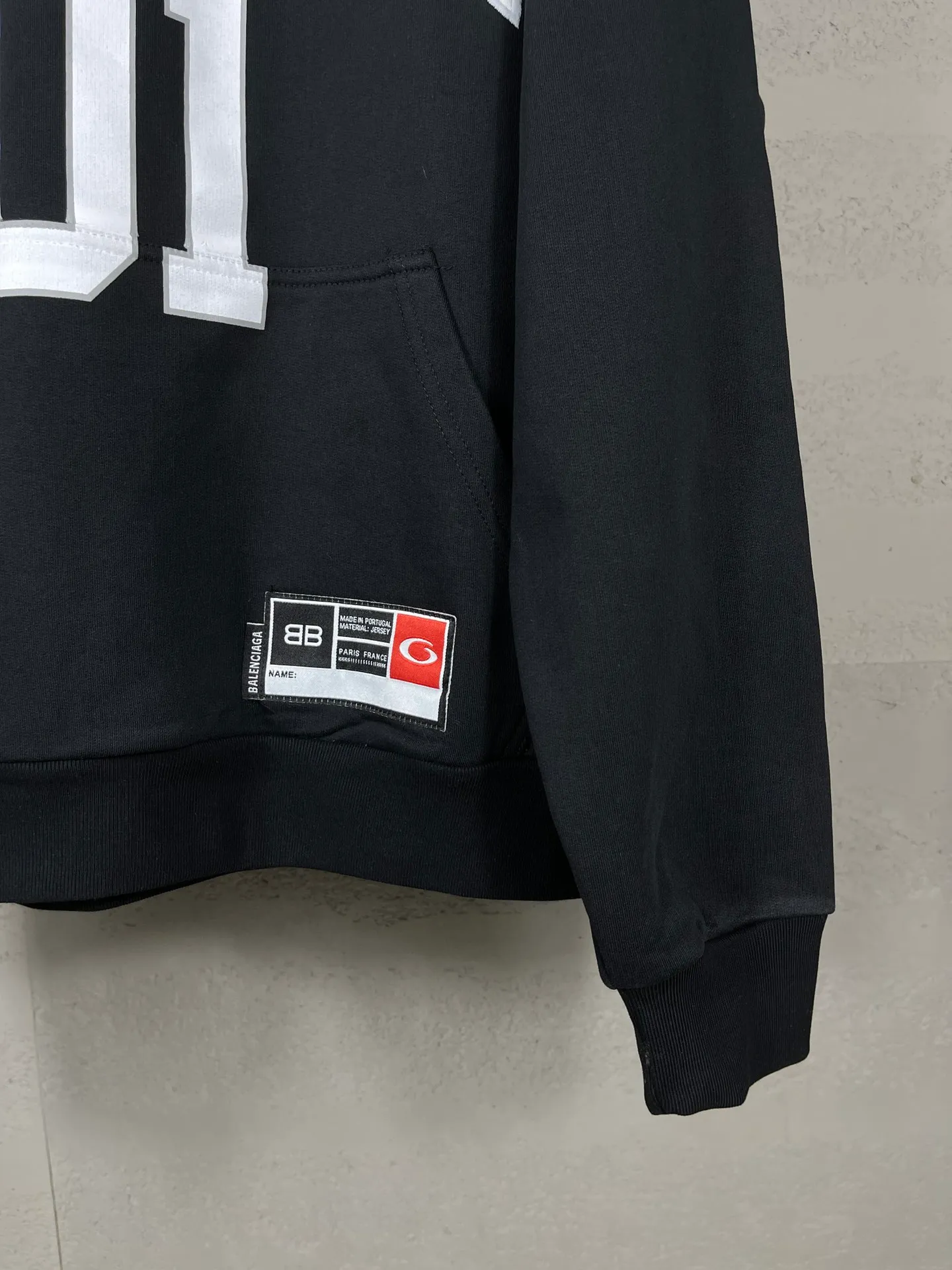 🅿️350 Actual pictures [Top version. Official website quality] BALENCI*GA/Paris.SS25 latest basketball uniform embroidered printed hooded long-sleeved sweatshirt. The front embroidery is embroidered and printed using a Tajima computer embroidery machine, the lower left corner is stamped, and the back piece is printed. The brick cabinets are synchronized. The authentic product is developed at the first time. The fabric is made of Paris ZP custom-woven and dyed cotton sweatshirt. Weighing 460 grams, the cloth surface is clean. The cloth pattern is clear, soft and comfortable. The threads are dyed with no color difference. The printing uses environmentally friendly imported materials, the letters are clear and the effect is three-dimensional. The version adopts OS loose shoulder design. Same style for men and women. Code: BL258959 Color: black, purple, colorful blue, green Size: XS S M L