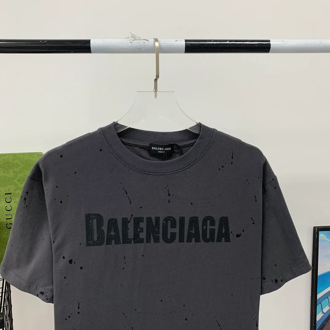 [Launched] Top tested version BALENCIAGA 23SS spring and summer new style splash-ink distressed pure cotton short-sleeved T-shirt. The craftsmanship adopts Kornit printing cracking effect. The front panel printing glue bursting effect uses imported transparent slurry to scrape the bottom to make the printing bursting feel uniform. (PS: If this process is missing, the printing will easily fall off in large areas after cracking) Precise craftsmanship and full of details. The fabric has been washed, with special BB logo printing effect, and the whole body is painted. The starting version of the pipe network is 280 grams of double yarn pure cotton fabric. Color: Gray Black White Size: XS－L P:260