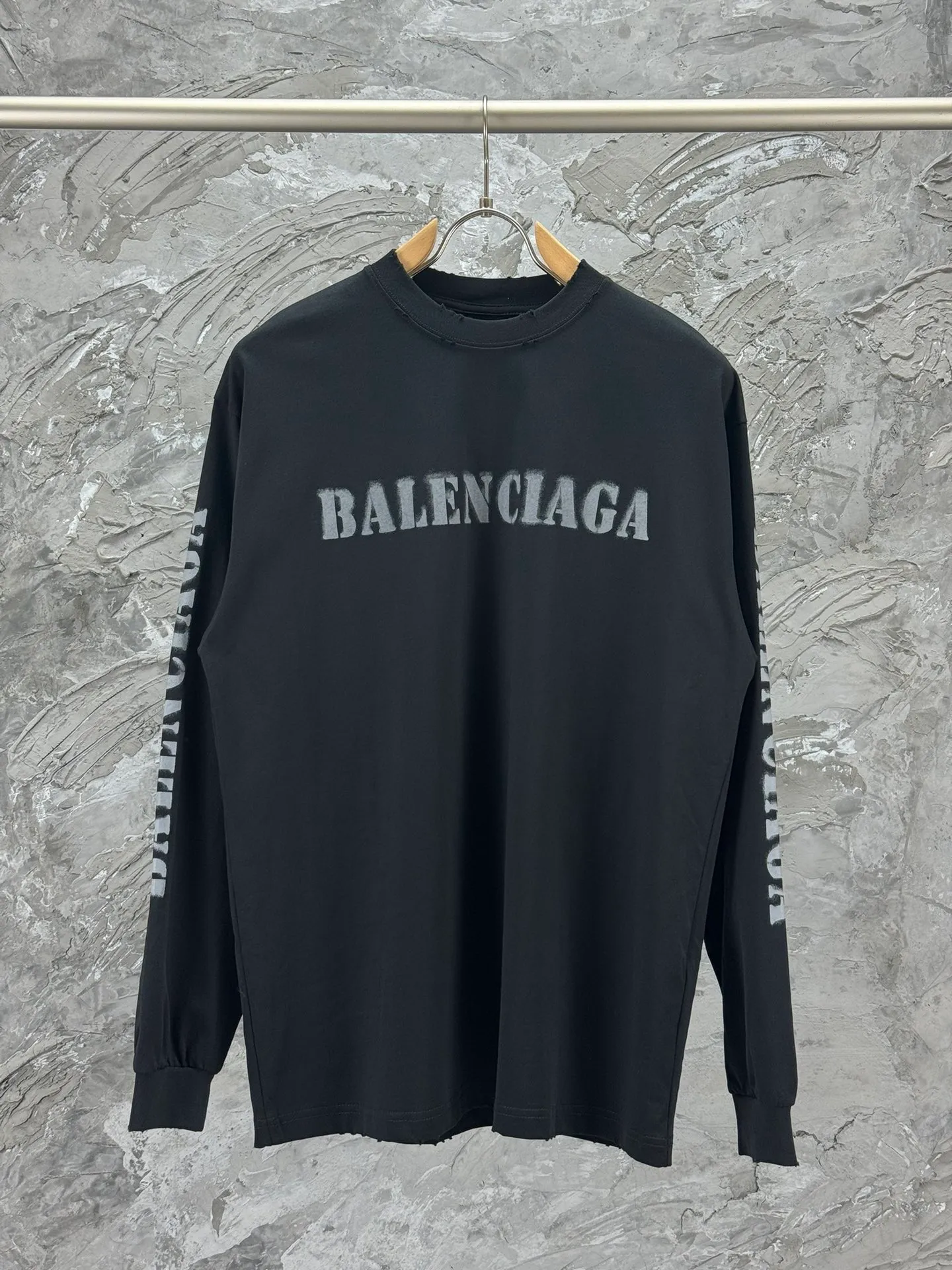🅿️250 BALENCI*GA Paris blurred letter logo printed distressed long sleeves. The fabric is made of Paris custom-woven and dyed double-yarn pure cotton. The weight is 280g. The thread is custom-woven and dyed without color difference before and after. The printing uses environmentally friendly imported materials and printing dot direct injection technology. Two high-temperature setting washes. os dropped shoulders and loose version. Same style for men and women -Color: black, off-white -SIZE: XS S M L Style No. 8605#